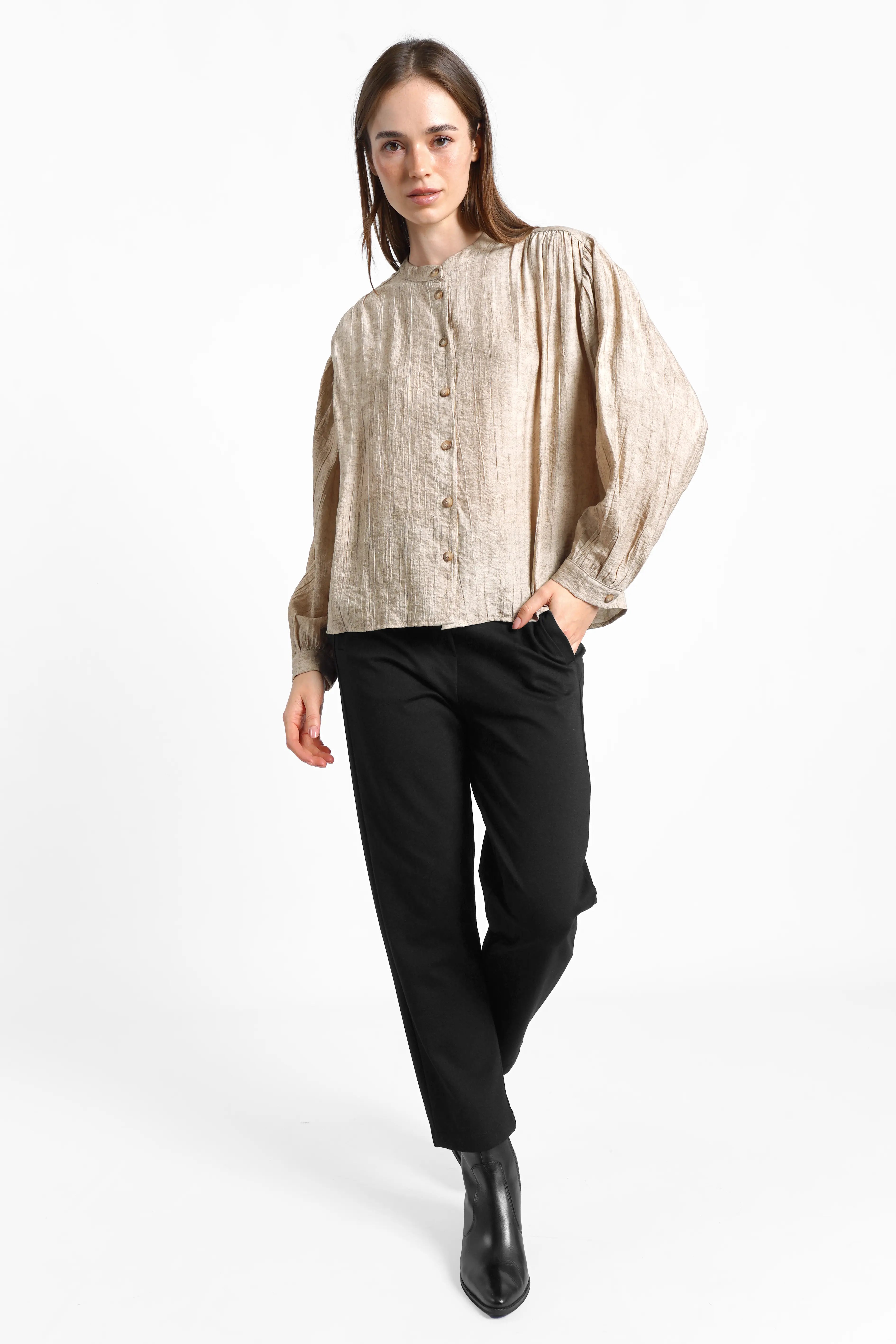 MARAJ Bluse aus weichem Viskose-Mix mit Stehkragen, Knopfleiste und femininen Raffungen