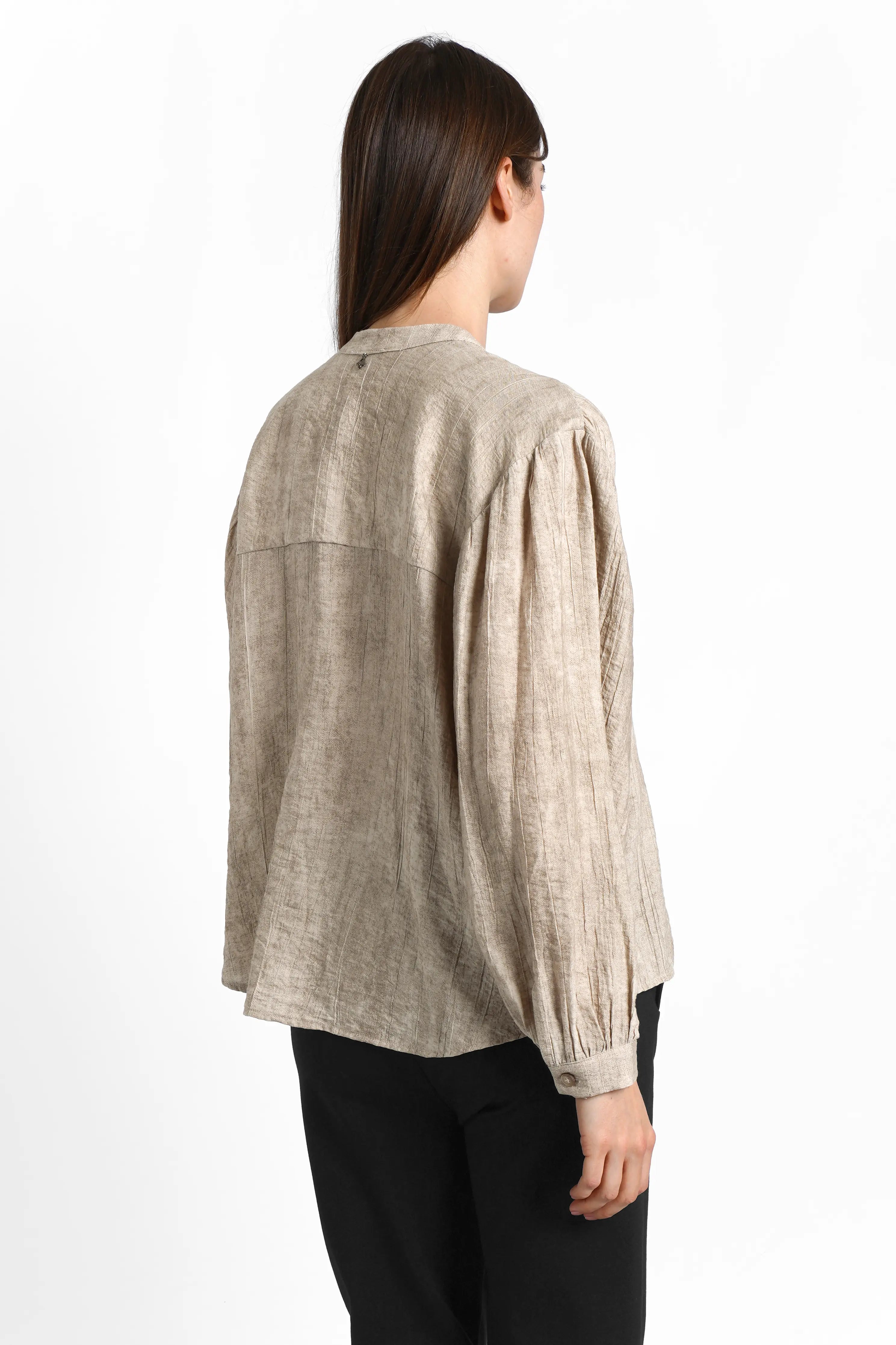 MARAJ Bluse in beige mit Stehkragen, langen Ärmeln und Raffungen am Rücken, relaxed Fit