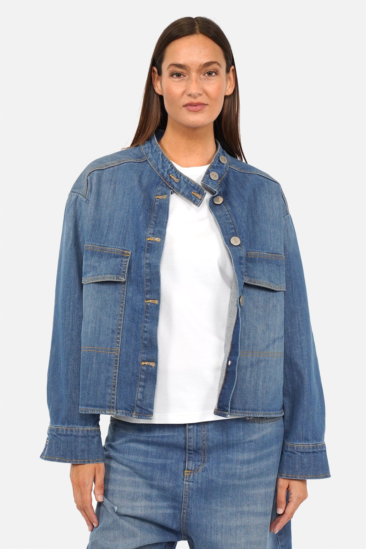 MERIEL Jeans Jacke aus leichtem Denim mit Stehkragen und Knopfleiste in Relaxed Fit