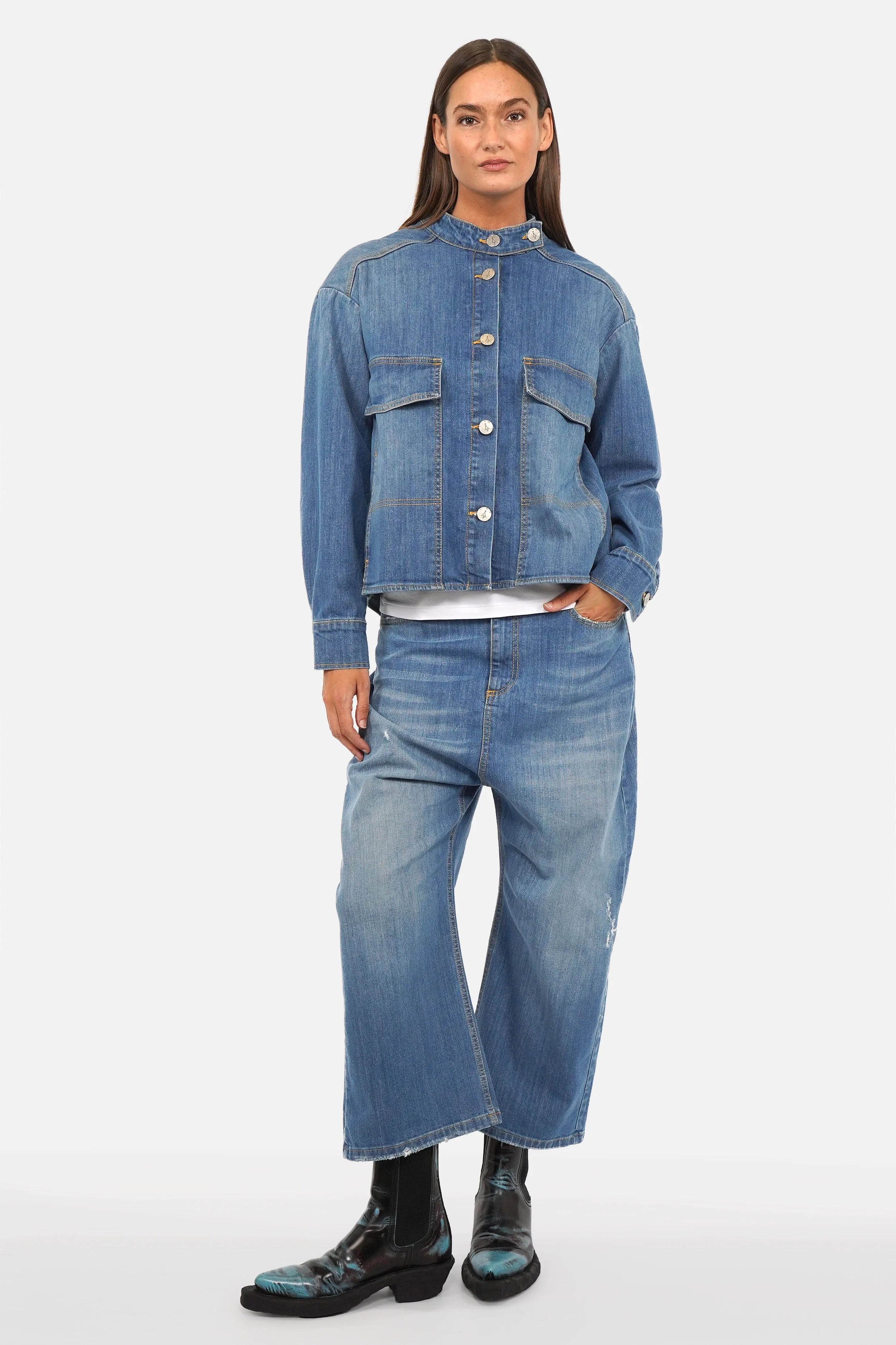 MERIEL Jeans Jacke aus leichtem Denim mit Stehkragen und Knopfleiste, relaxter Schnitt, dezente Used-Waschung, hergestellt in Italien