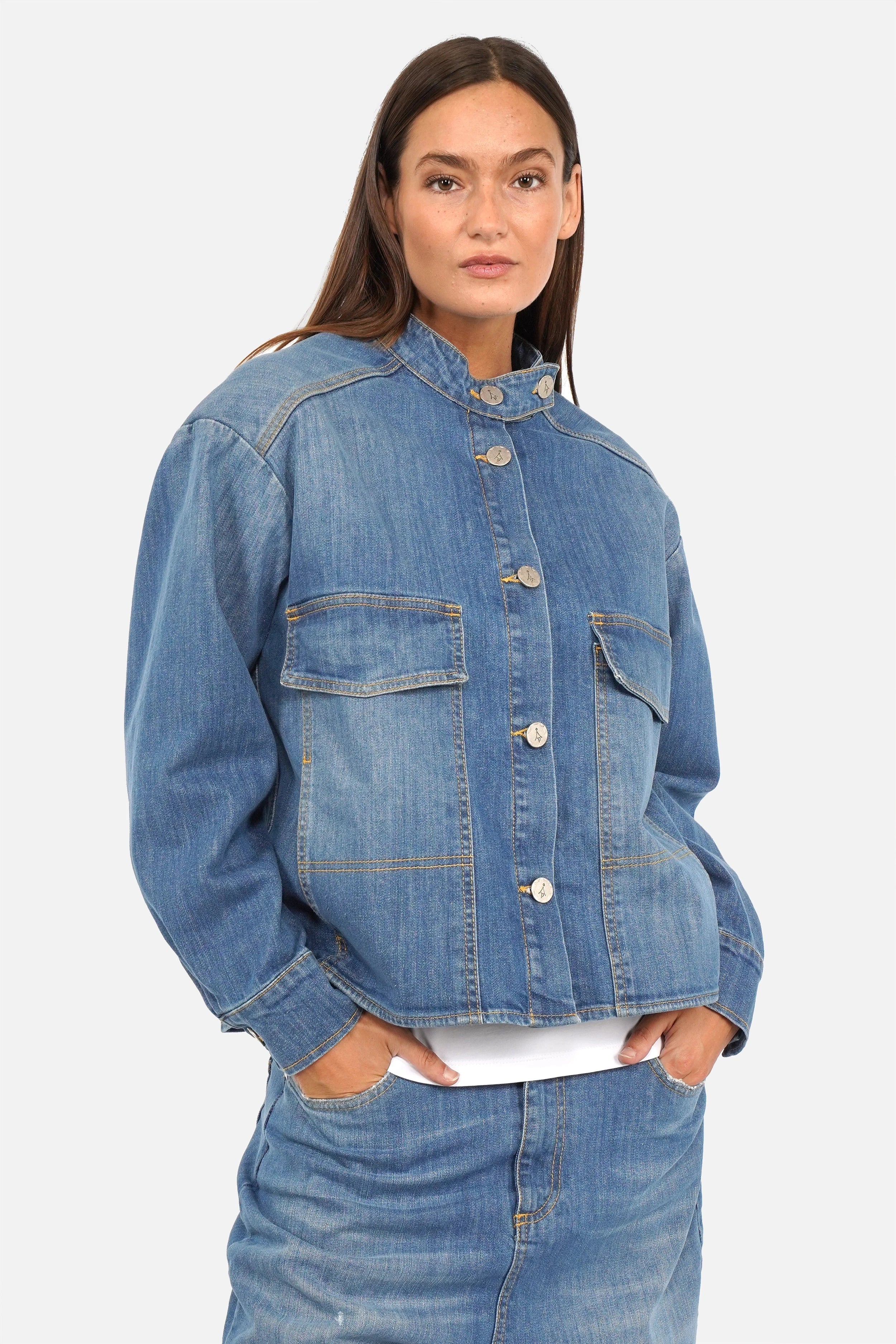 MERIEL Jeans Jacke aus leichtem Denim mit Stehkragen und Knopfleiste, entspannter Schnitt, dezente Used-Waschung, hergestellt in Italien