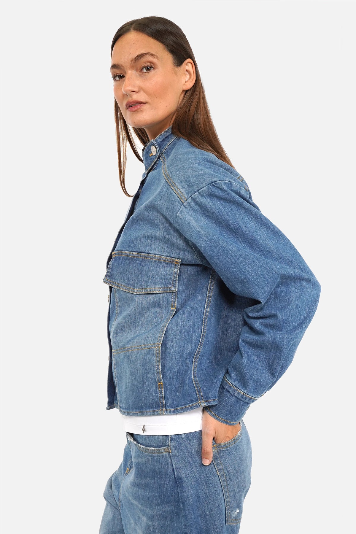 MERIEL Jeansjacke aus leichtem Denim mit Stehkragen und Knopfleiste, dezente Used-Waschung, Relaxed Fit, hergestellt in Italien