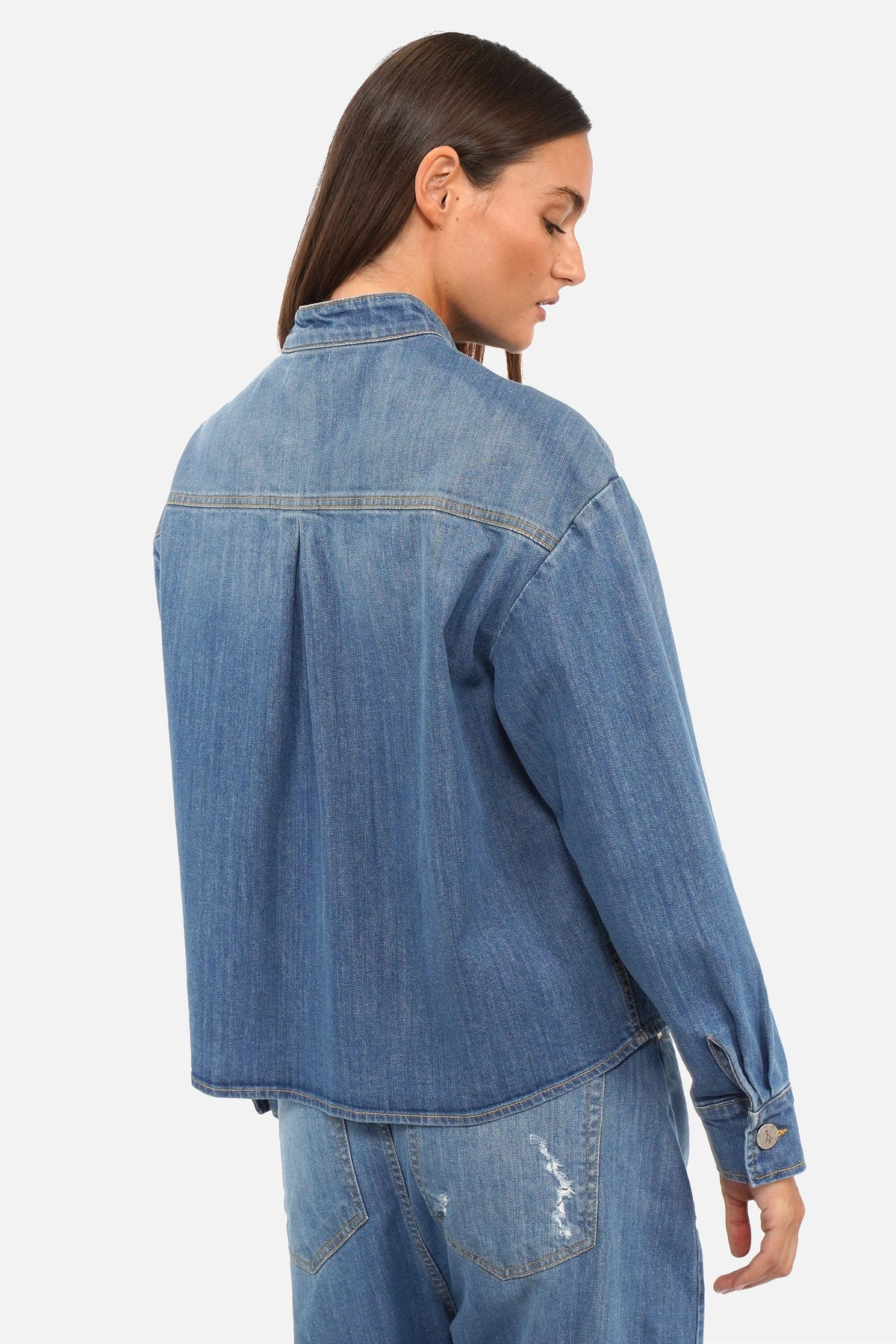 MERIEL Jeansjacke aus leichtem Denim mit Used-Waschung, Stehkragen und Relaxed Fit, hergestellt in Italien