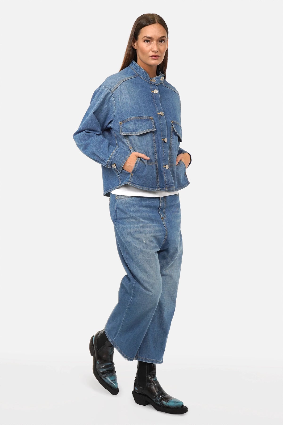 MERIEL Jeans Jacke leichter Denim italienische Herstellung dezente Used-Waschung Stehkragen Knopfleiste lange Ärmel Brusttaschen seitliche Eingriffstaschen Relaxed Fit