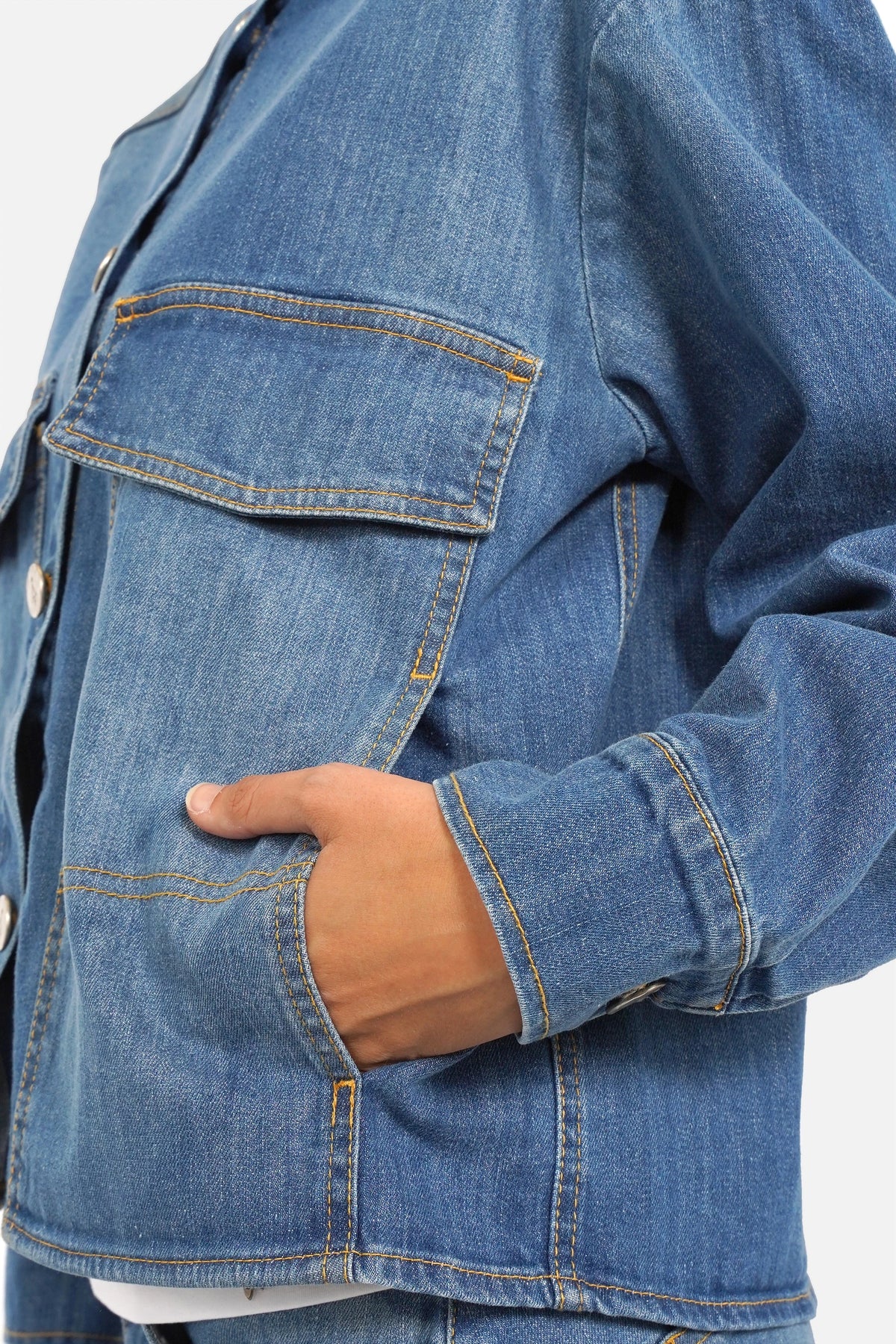 MERIEL Jeansjacke aus leichtem Denim mit Stehkragen und Knopfleiste