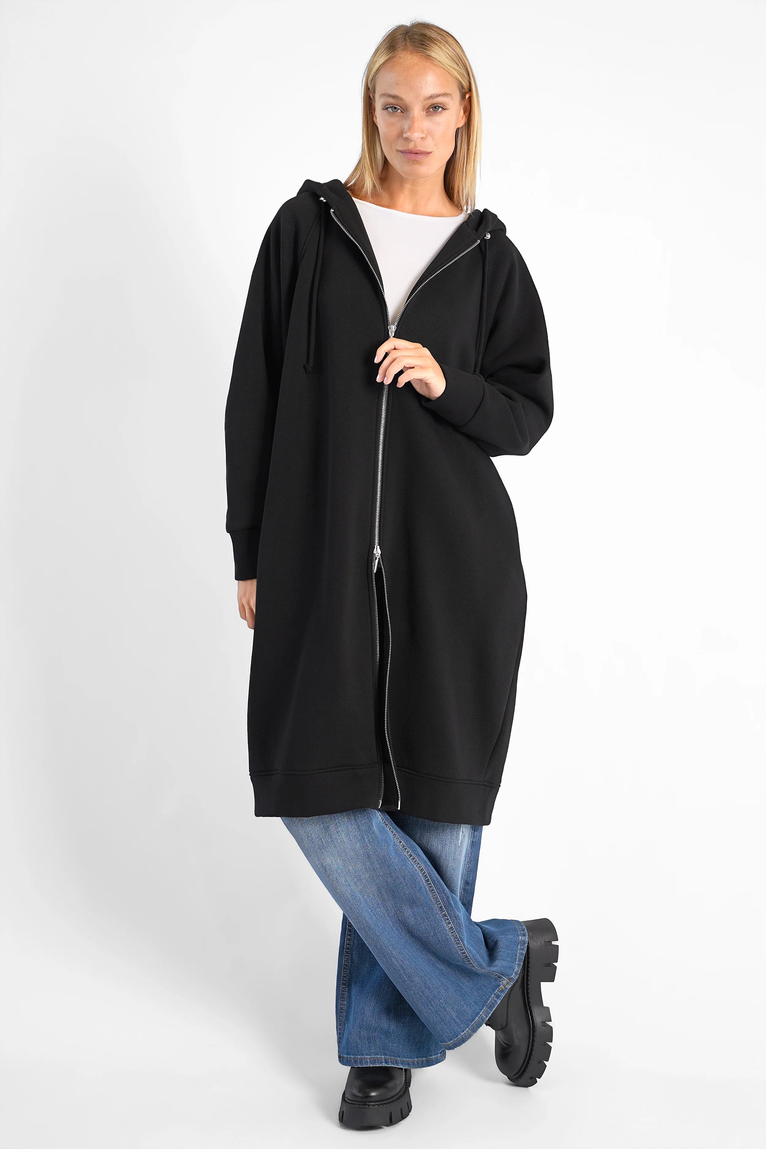 MAY Longzip-Hoodie oversized black hoodie with two-way zipper and logo patch