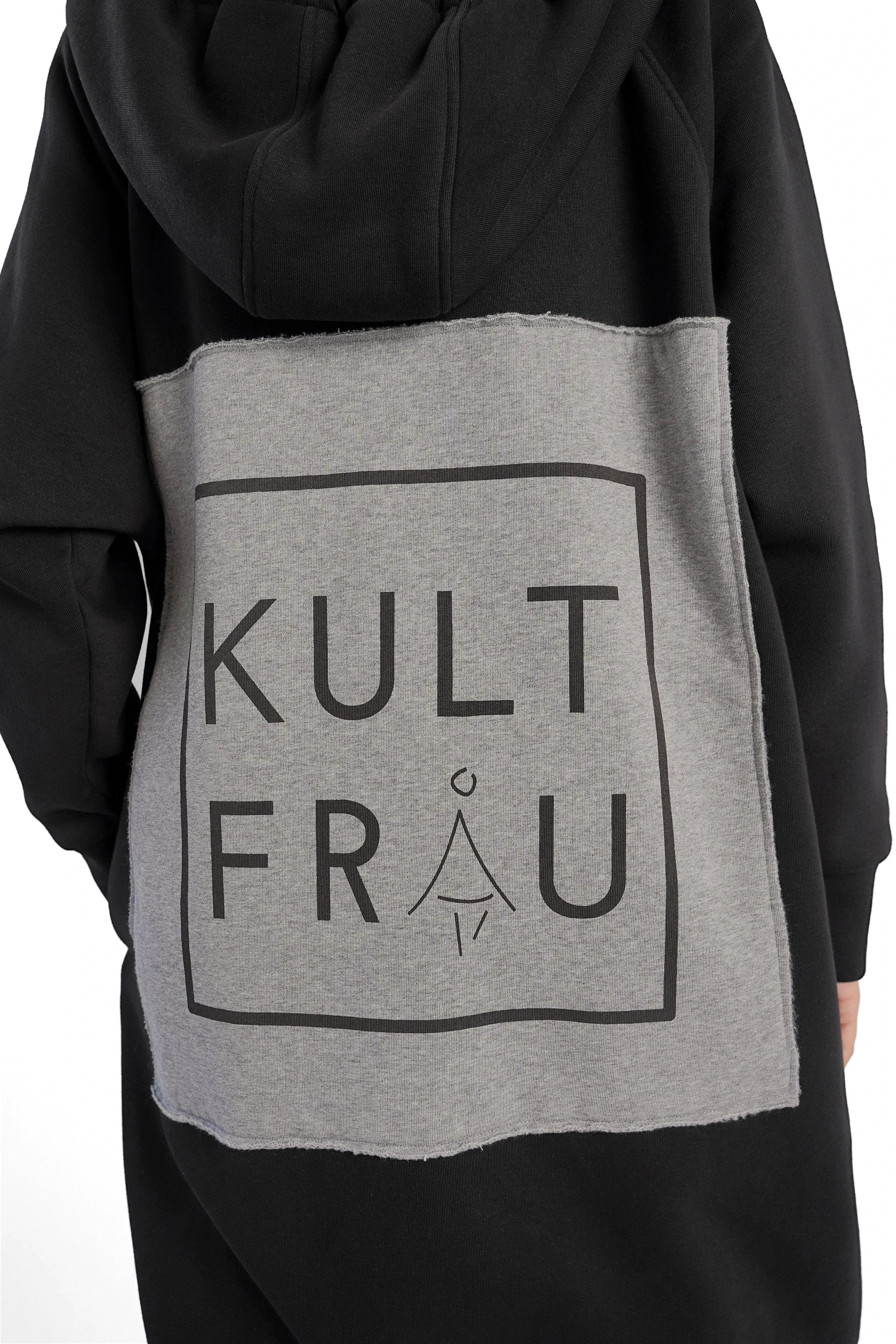 Back view of black oversized Longzip-Hoodie with gray sewn-on logo patch and two-way zipper