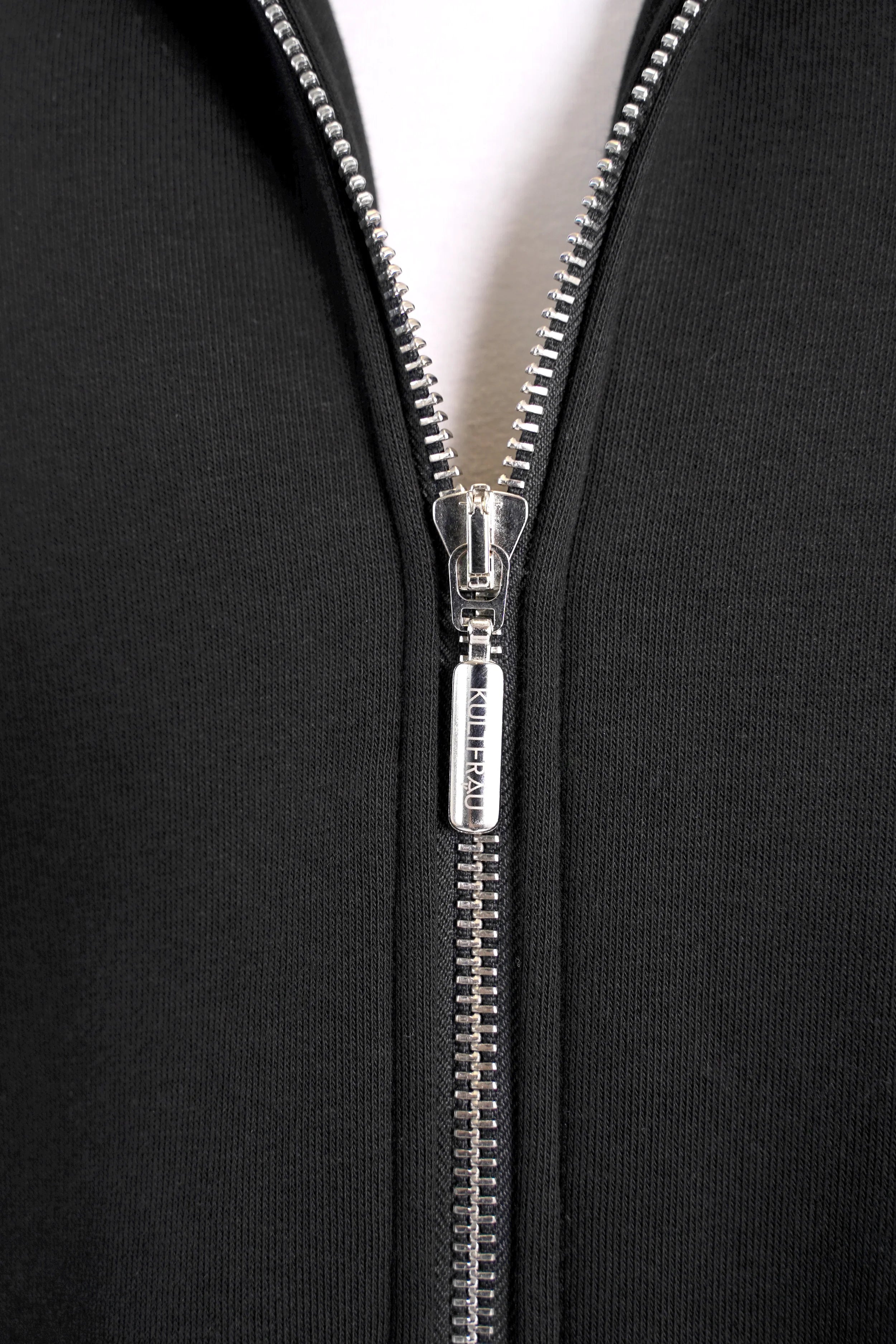 Close-up of black MAY Longzip-Hoodie silver two-way zipper detail