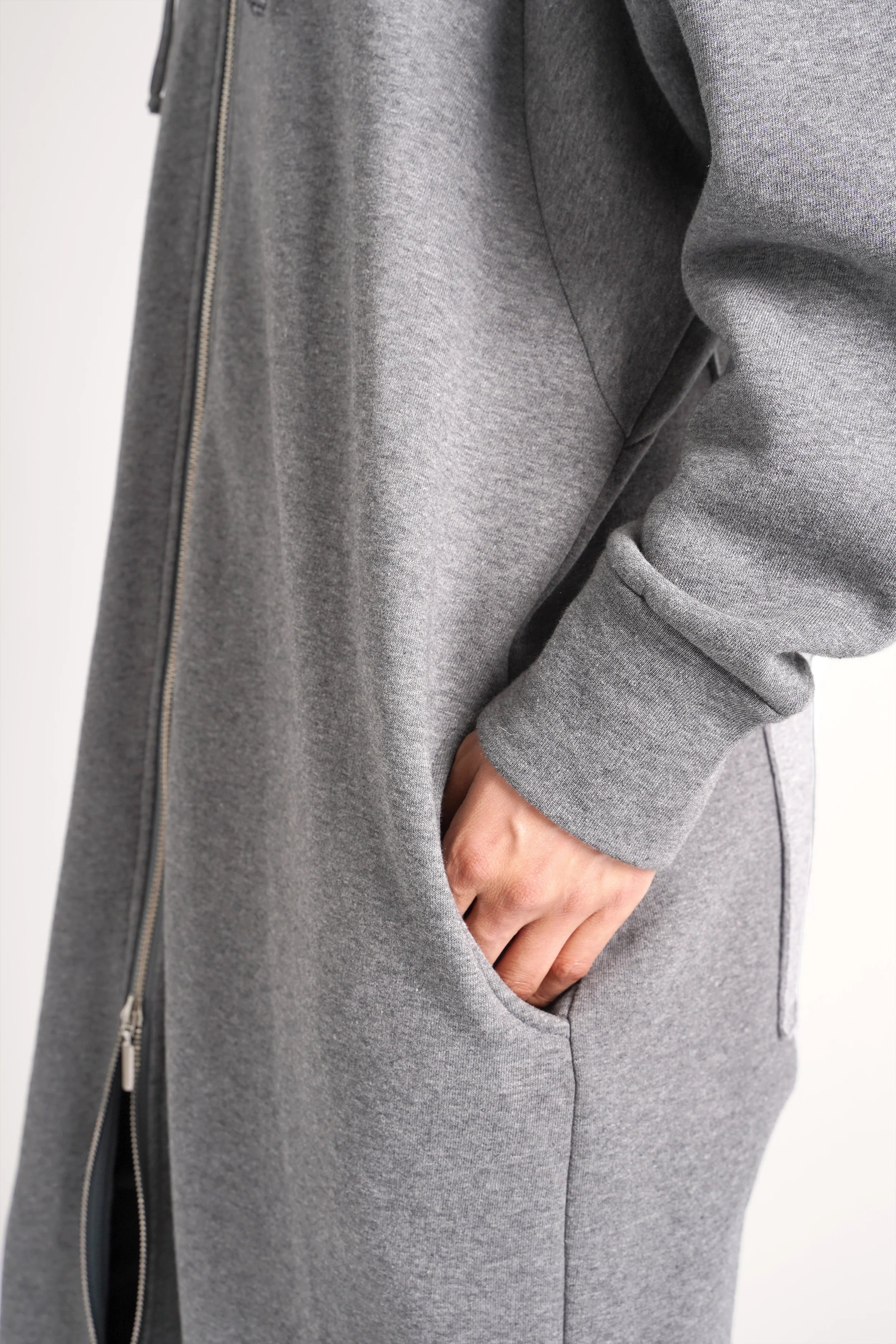 Grey oversized Longzip-Hoodie with two-way zipper, side pockets, and brushed cotton interior