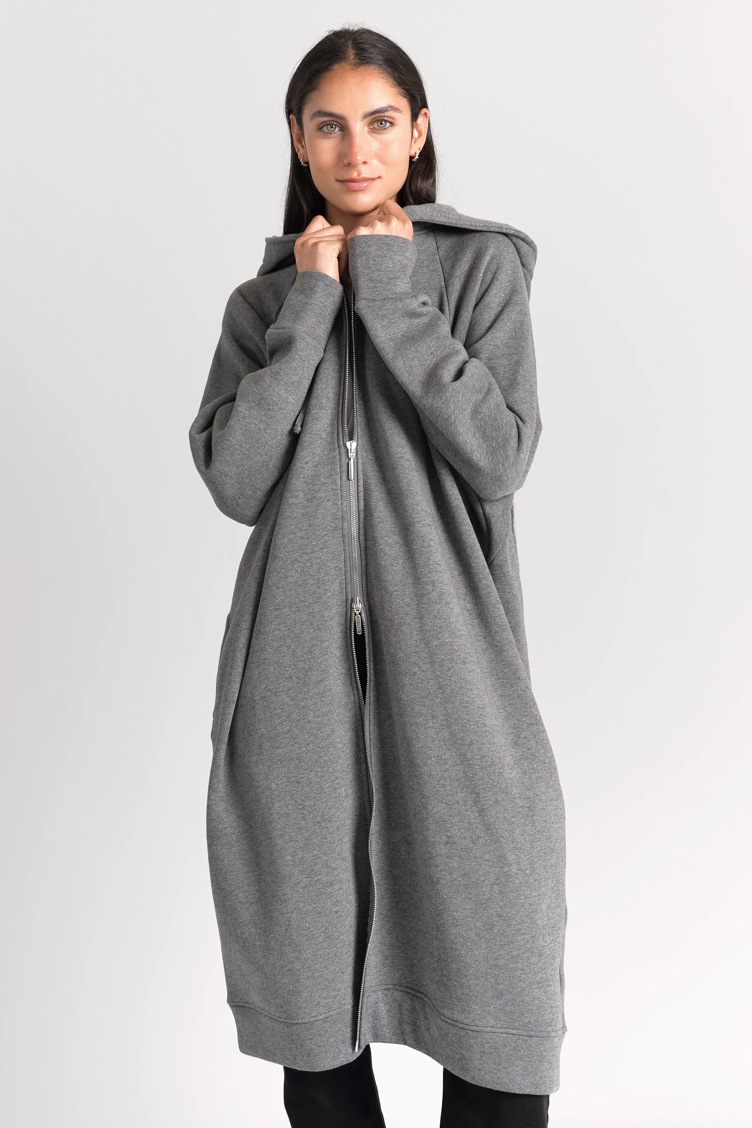 Woman wearing oversized grey Longzip-Hoodie with two-way zipper and hood