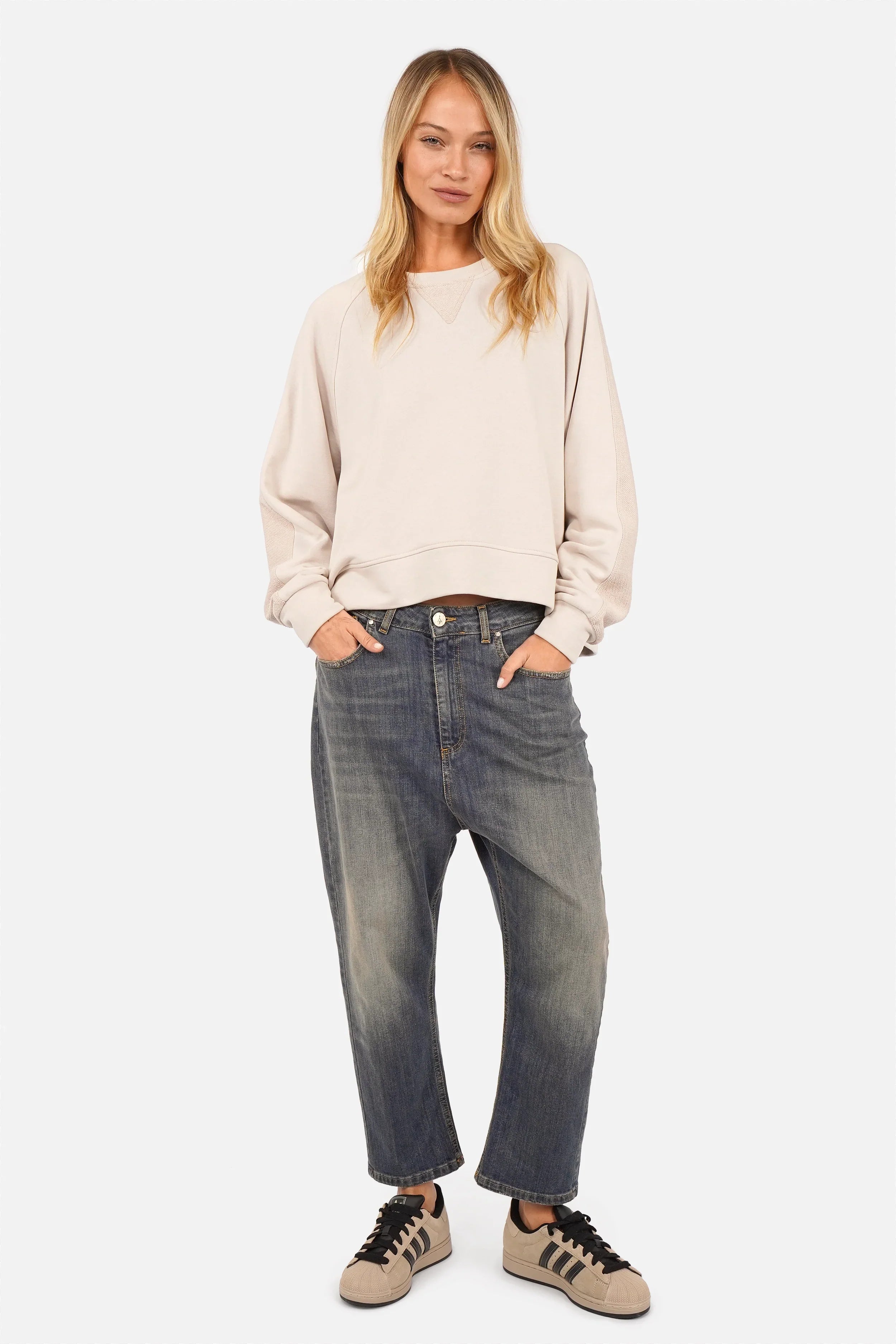 Weicher MEEGY Sweater mit Inside-Out-Details, V-Ausschnitt und Raglanärmeln
