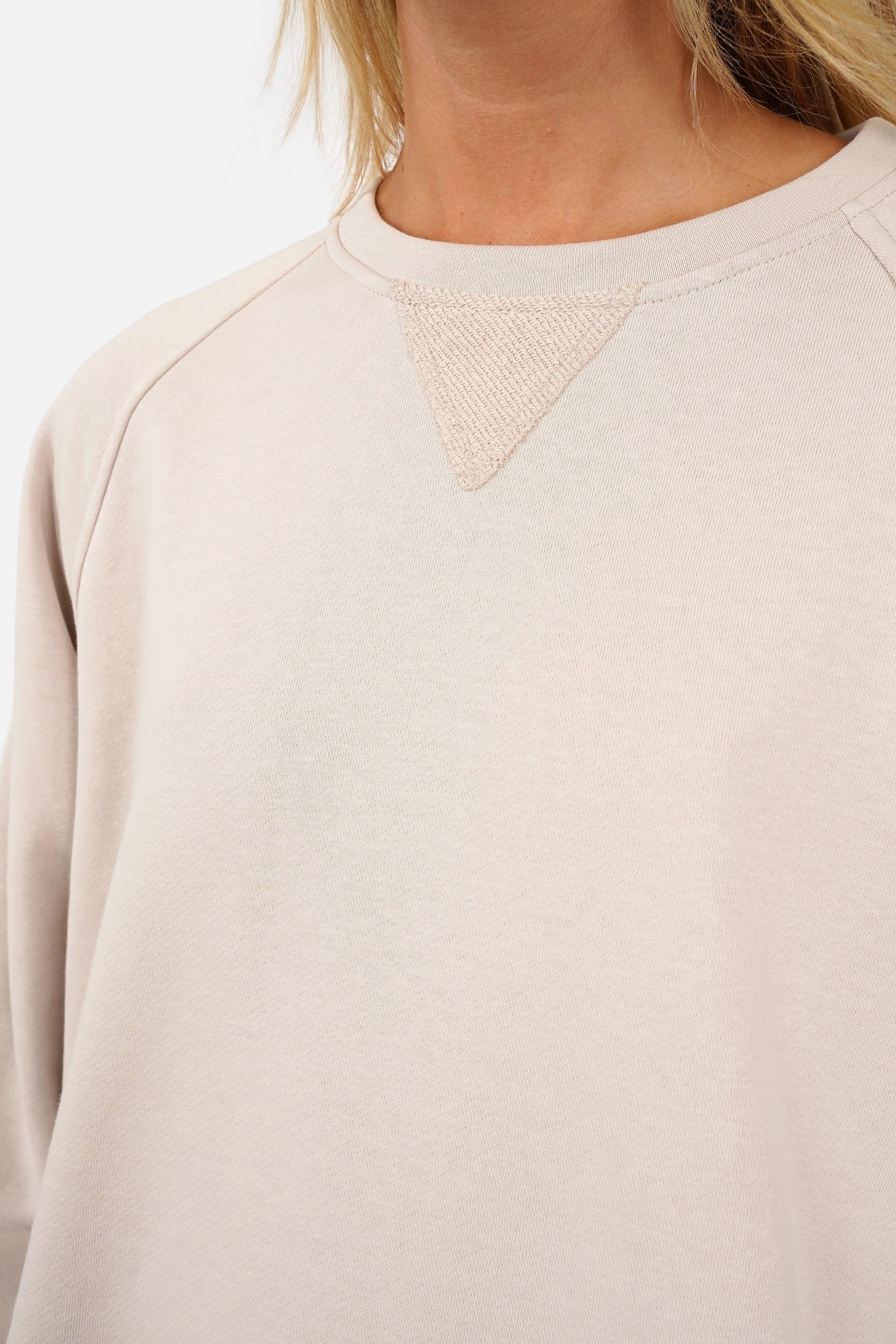 Weicher Baumwoll-Sweater mit Inside-Out-Details und Relaxed Fit in verkürzter Länge