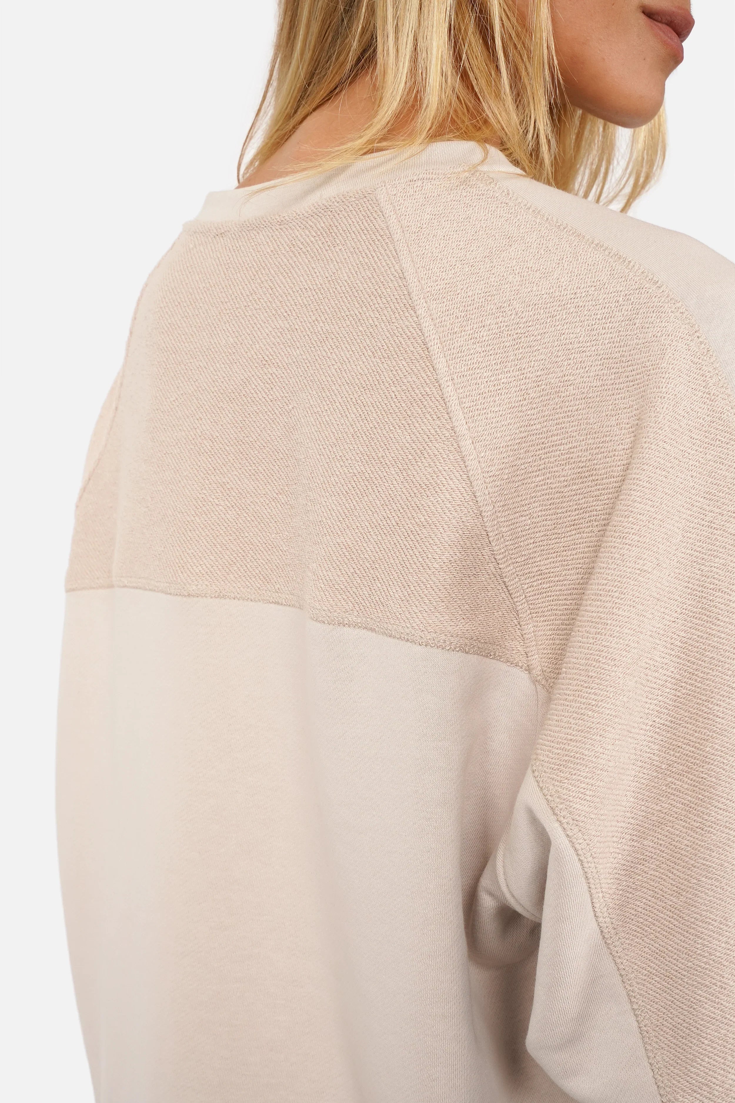 MEEGY Sweater mit Inside-Out-Details aus weichem Baumwoll-Sweat in Relaxed Fit mit Raglanärmeln und verkürzter, hinten verlängerter Länge