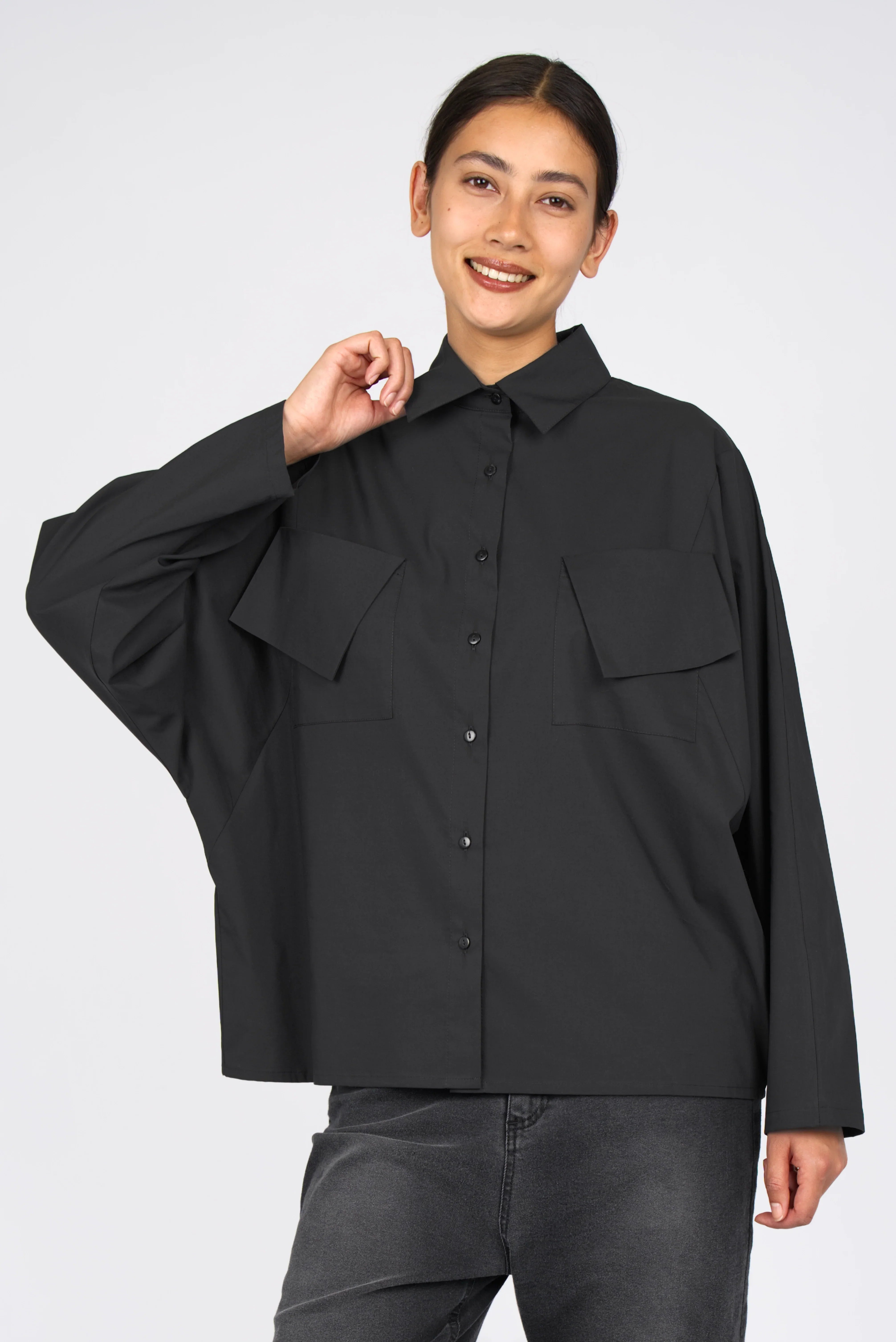 Black MELIZA Bluse popeline blouse with bat-cut sleeves and asymmetrical flap pockets, relaxed fit.