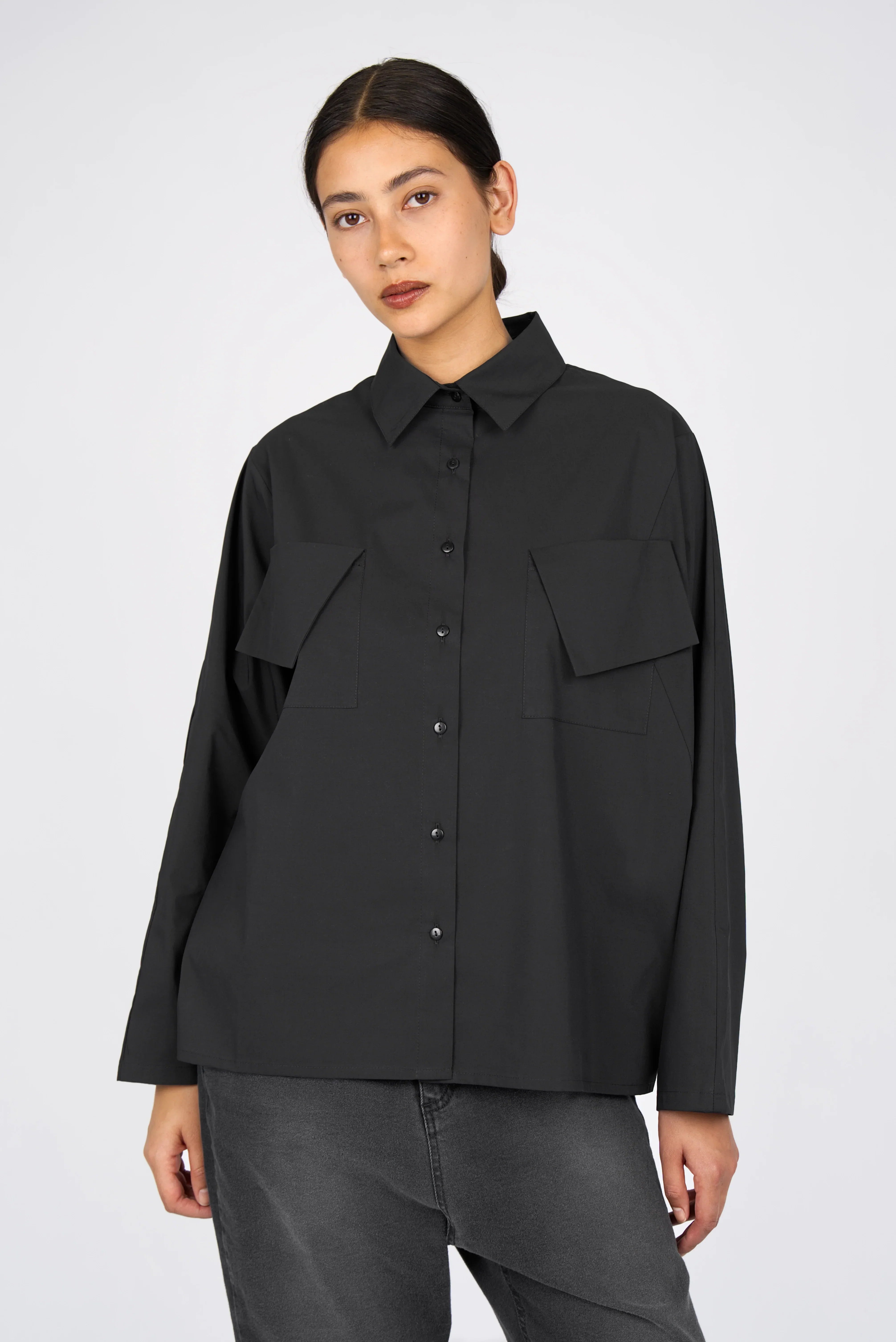 MELIZIA Bluse aus schwarzer Popeline mit lockerem Schnitt und asymmetrischen Pattentaschen