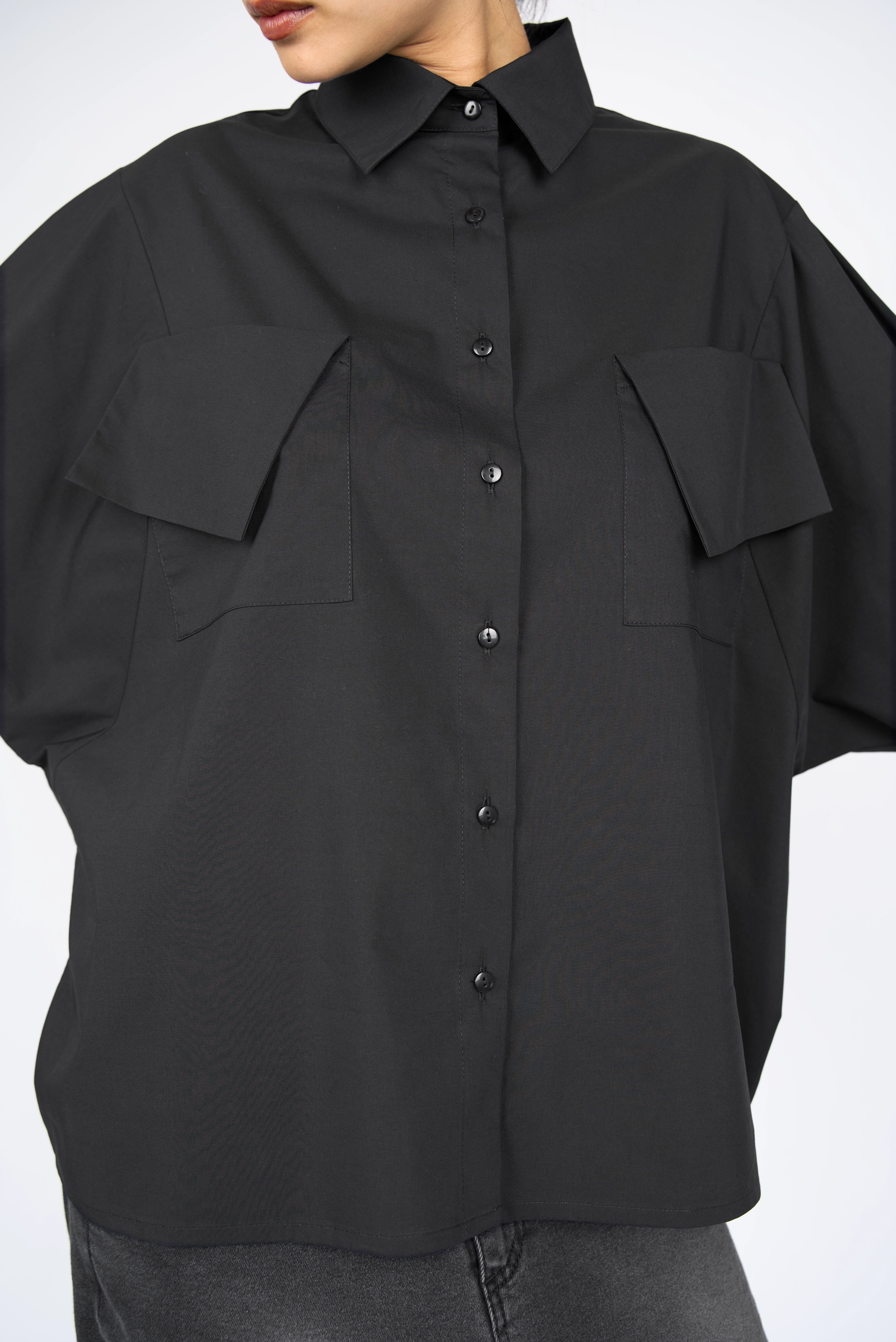 MELIZA Bluse loose black poplin shirt with bat-cut sleeves and asymmetric pockets