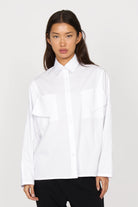 White MELIZIA Bluse aus Popeline blouse with relaxed fit, bat-cut sleeves, asymmetrical flap pockets, and smooth cotton blend fabric.