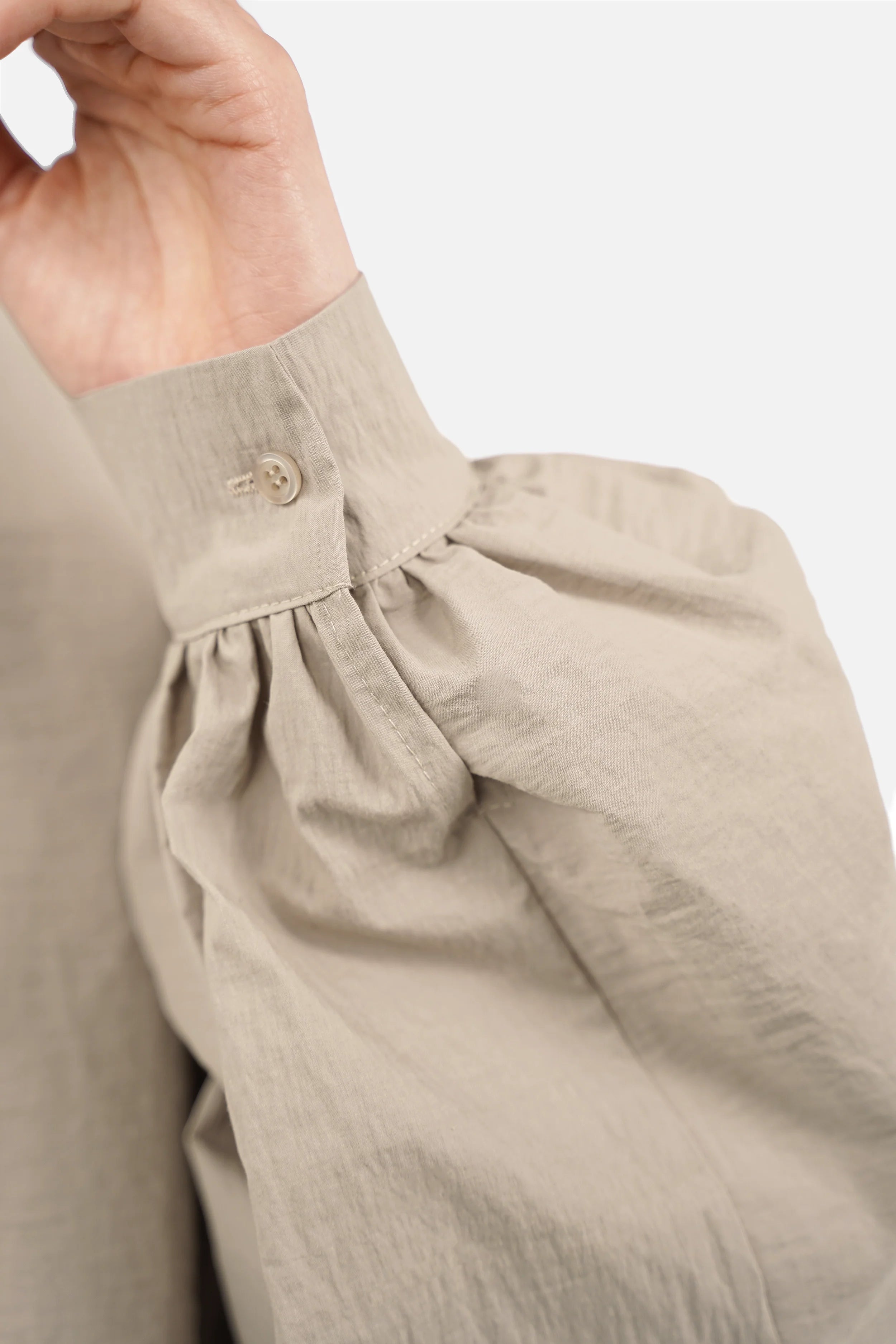 Crinkle Bluse aus Baumwoll-Mix mit Ballonärmeln und Knopfdetails in Cropped-Länge