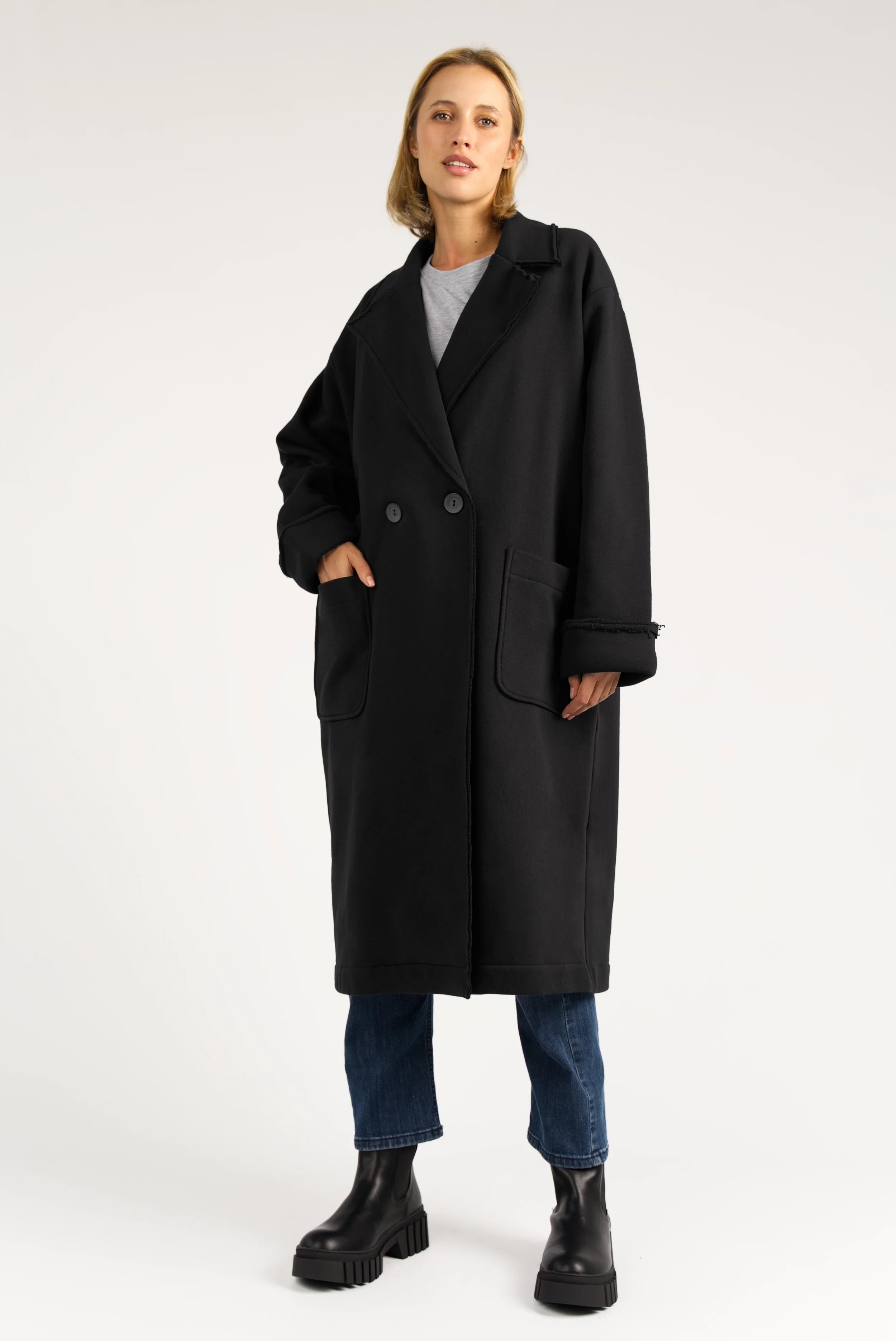 Damen MONDY.K Oversize Sweatmantel mit Reverskragen, großen Taschen und umschlagbaren Ärmeln in Schwarz