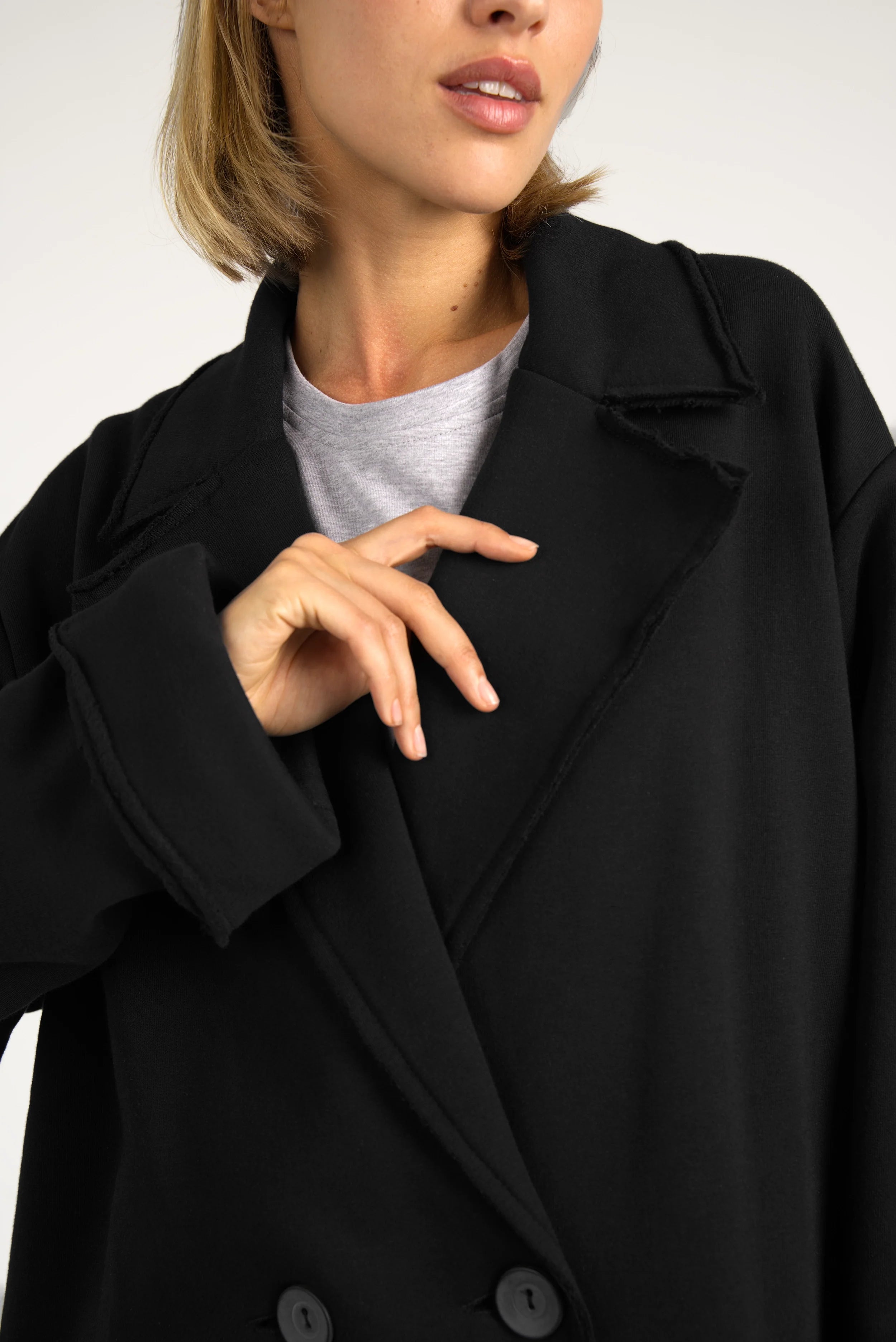 MONDY.K Oversize Sweatmantel aus weichem Jersey mit Reverskragen und großen aufgesetzten Taschen in Schwarz