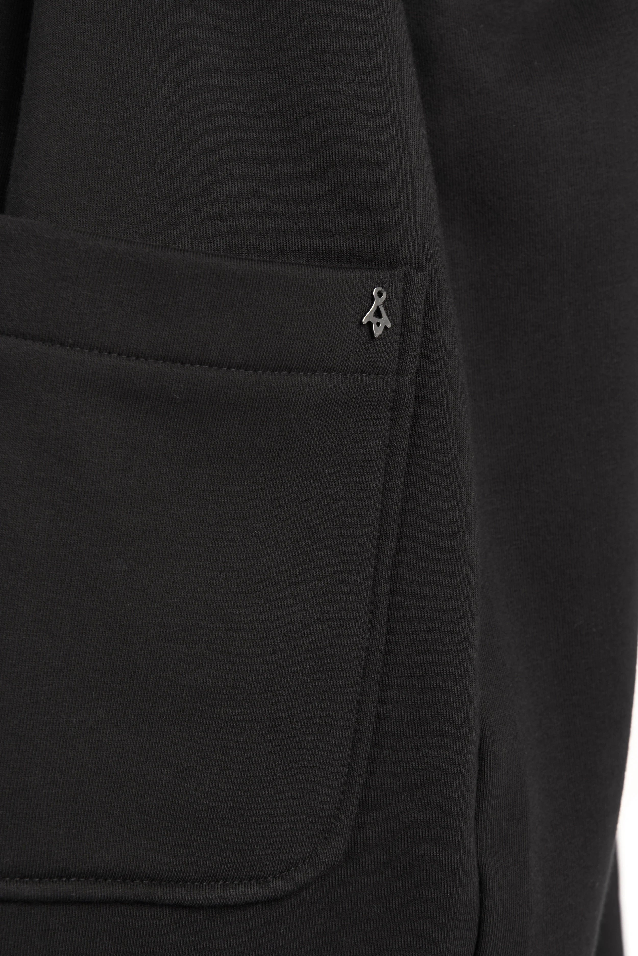 schwarzer MONDY.K Oversize Sweatmantel mit großer aufgesetzter Tasche und Umschlagärmel aus weichem Jersey