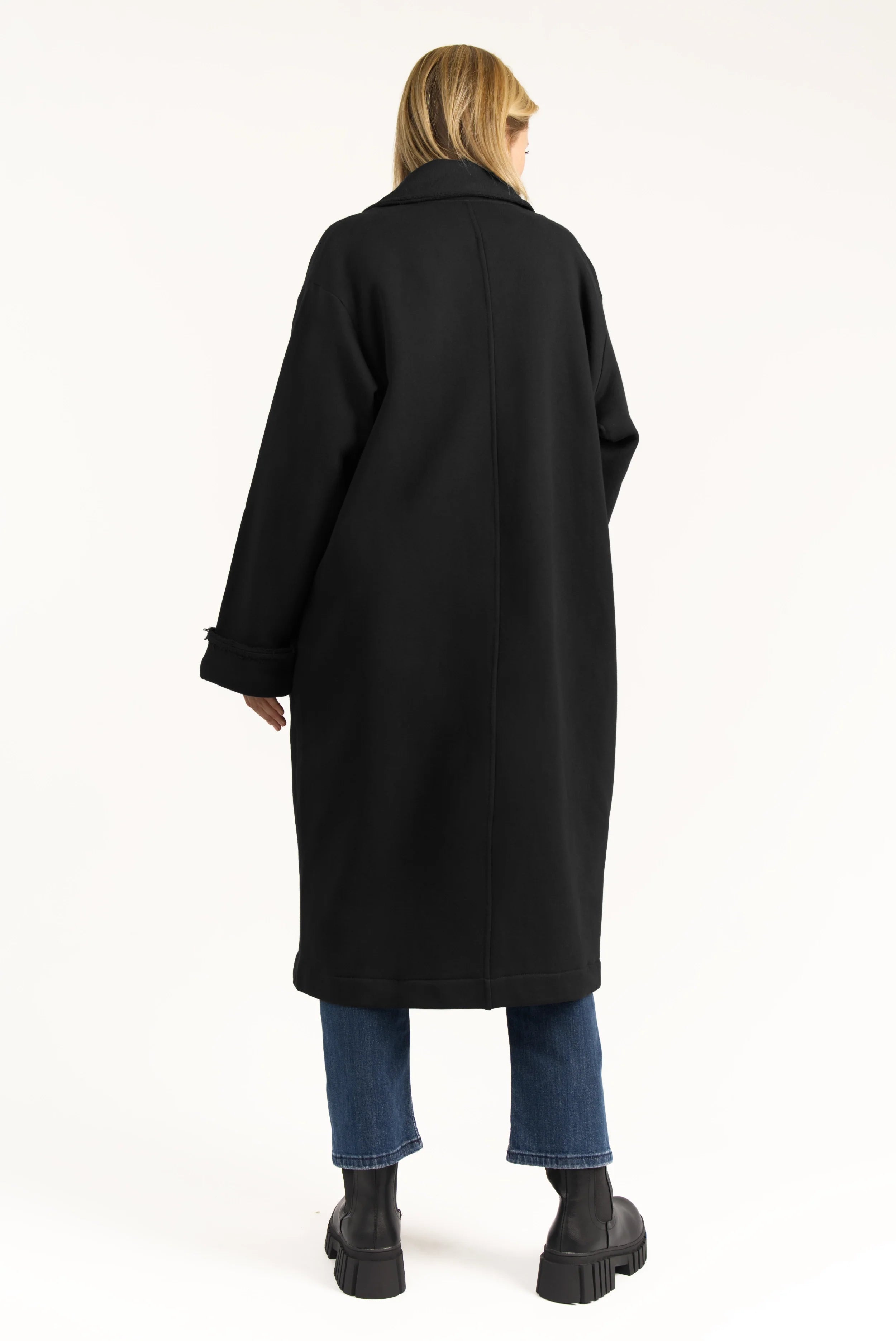MONDY.K Oversize Sweatmantel aus weichem Jersey mit Reverskragen, großen aufgesetzten Taschen und umschlagbaren Ärmeln in Schwarz.