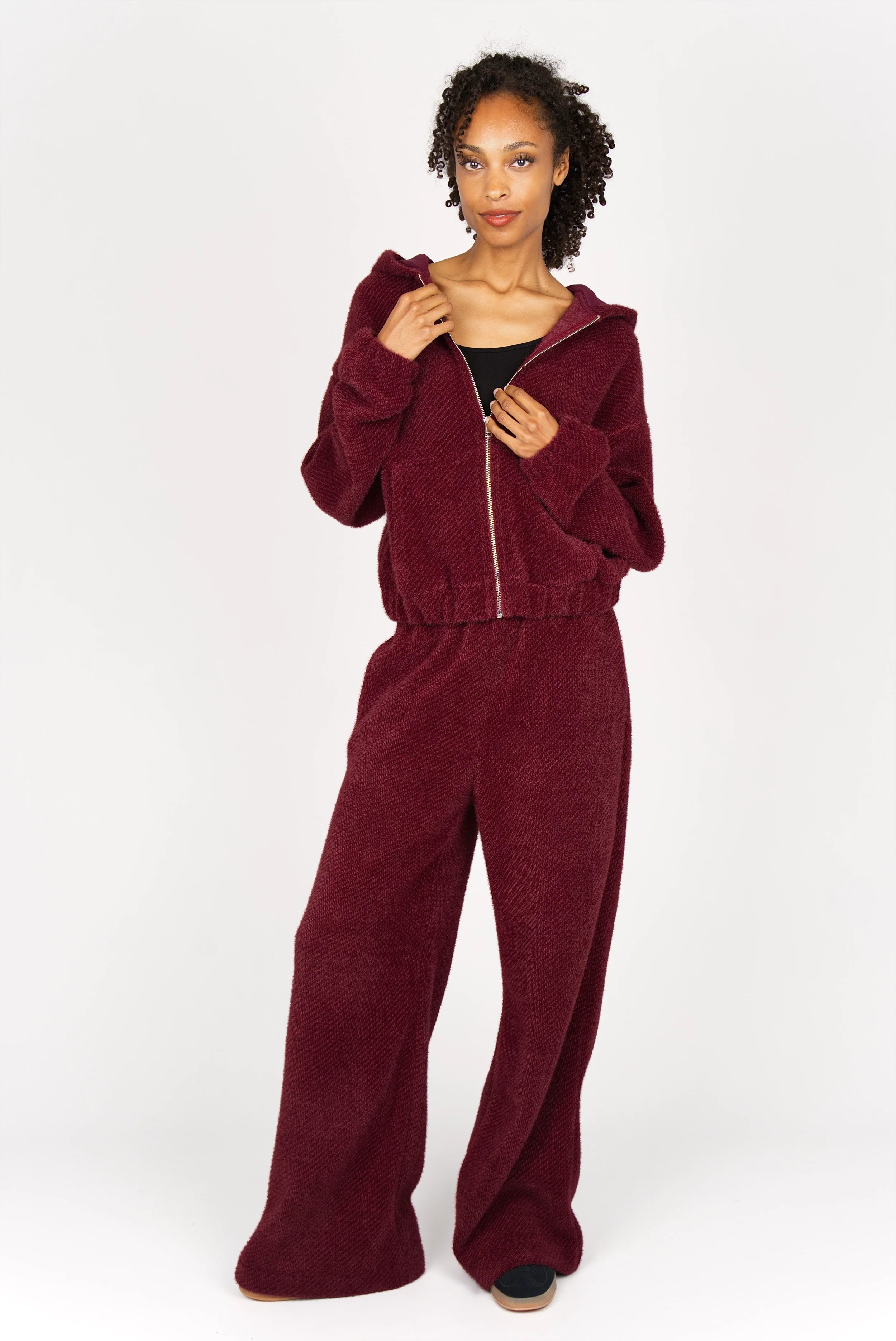 Flauschiger weinroter Zip-Hoodie mit verkürzter Länge, Kängurutasche und elastischen Bündchen, kombiniert mit passenden weiten Hosen