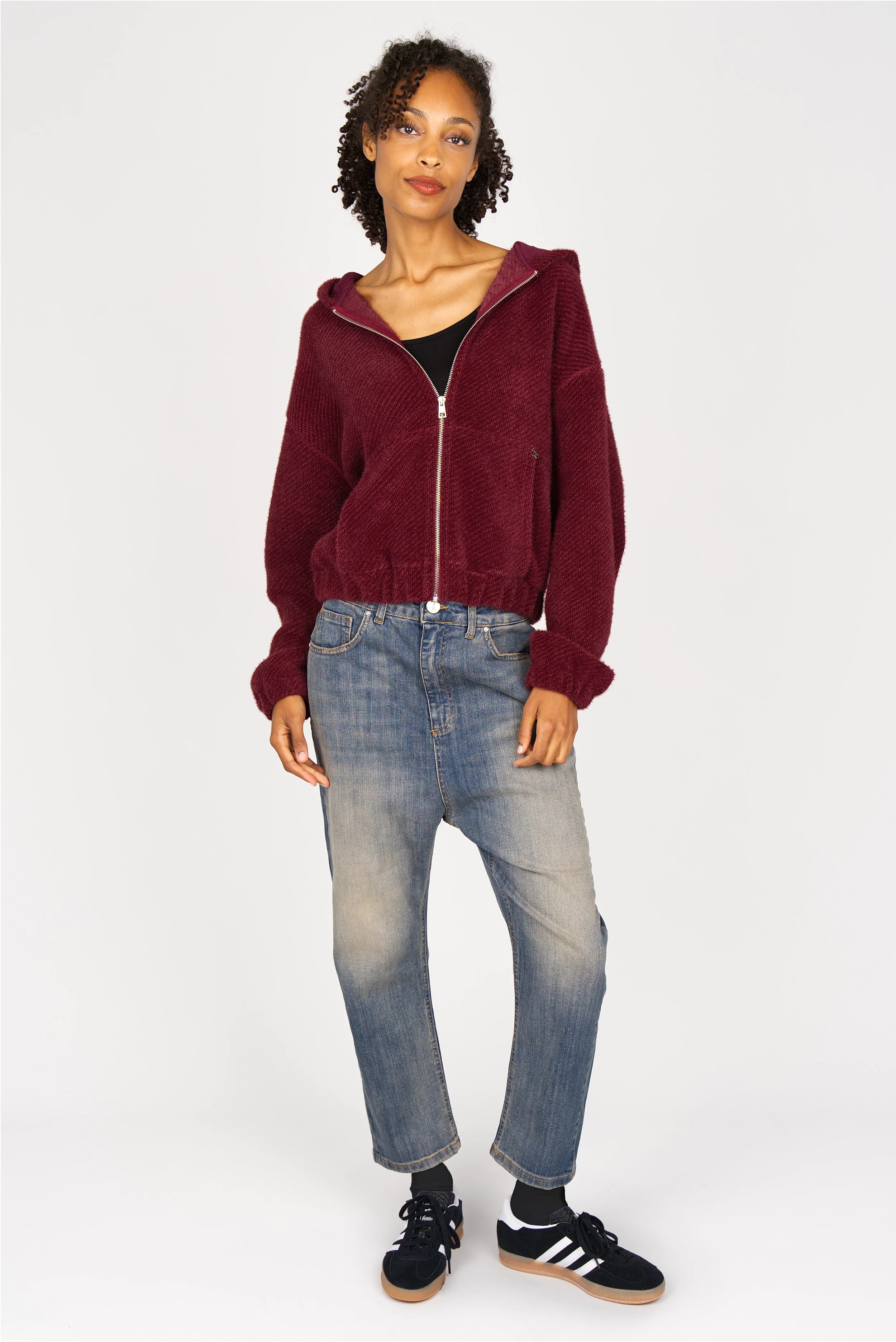 Damen Zip-Hoodie in Bordeaux mit samtig weicher Kurzhaarfell-Struktur, verkürzter Länge und Metall-Reißverschluss