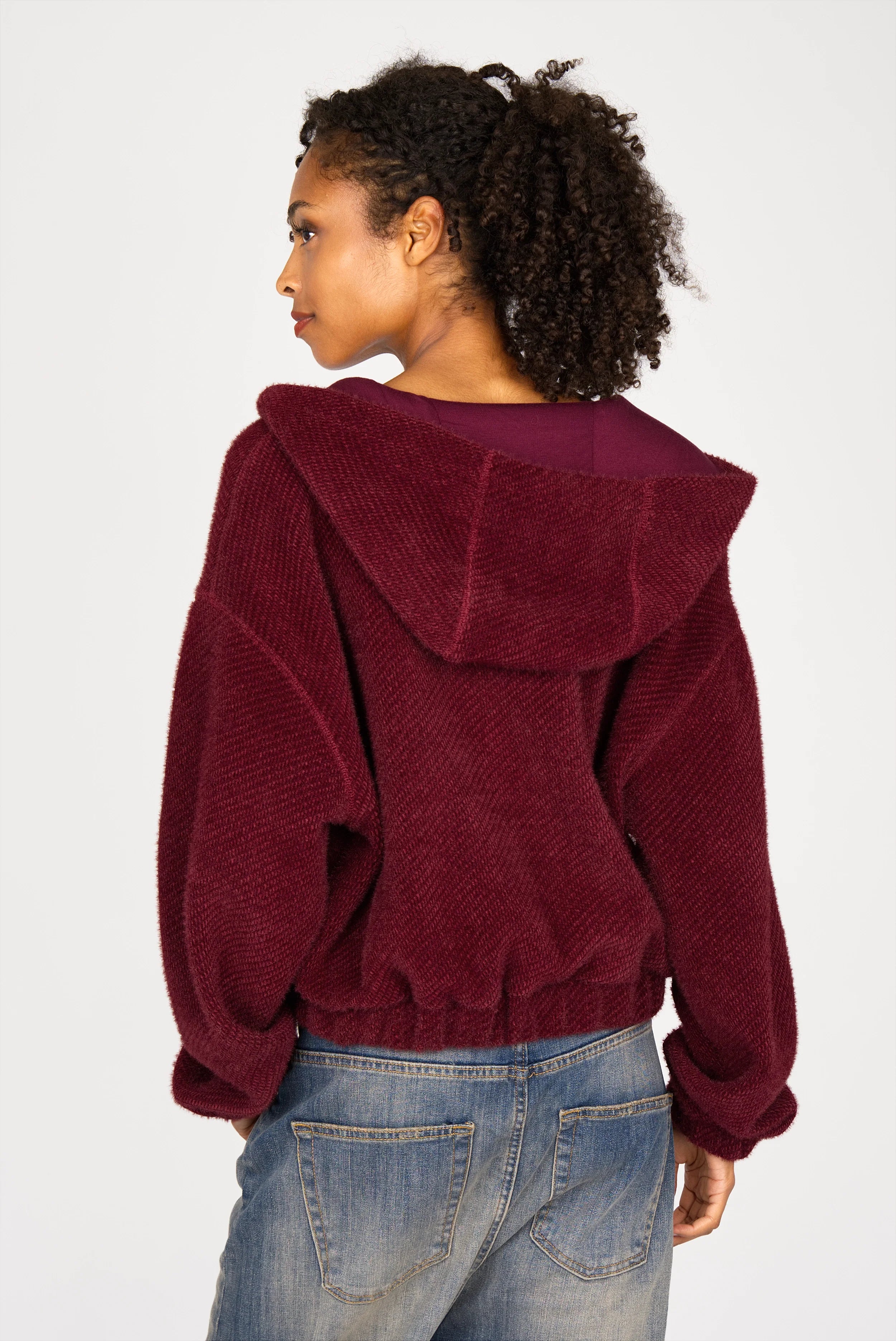 Damen Zip-Hoodie in weinrot mit samtig weicher Kurzhaarfell-Struktur, verkürzter Länge und elastischen Bündchen