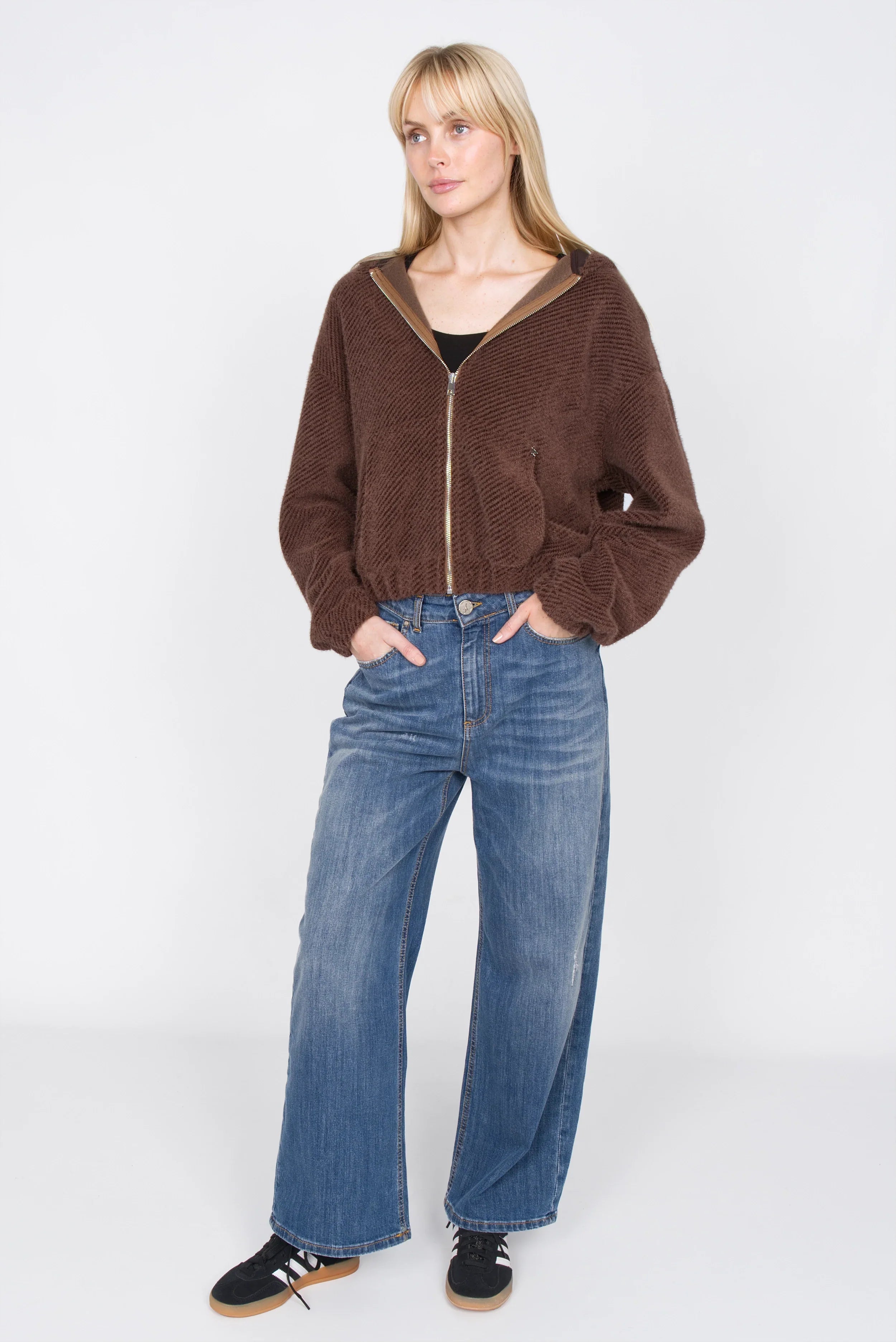 Damen Zip-Hoodie mit samtig weicher Effektgarn-Struktur in Braun, verkürzte Länge, Metall-Reißverschluss und geteilte Kängurutasche