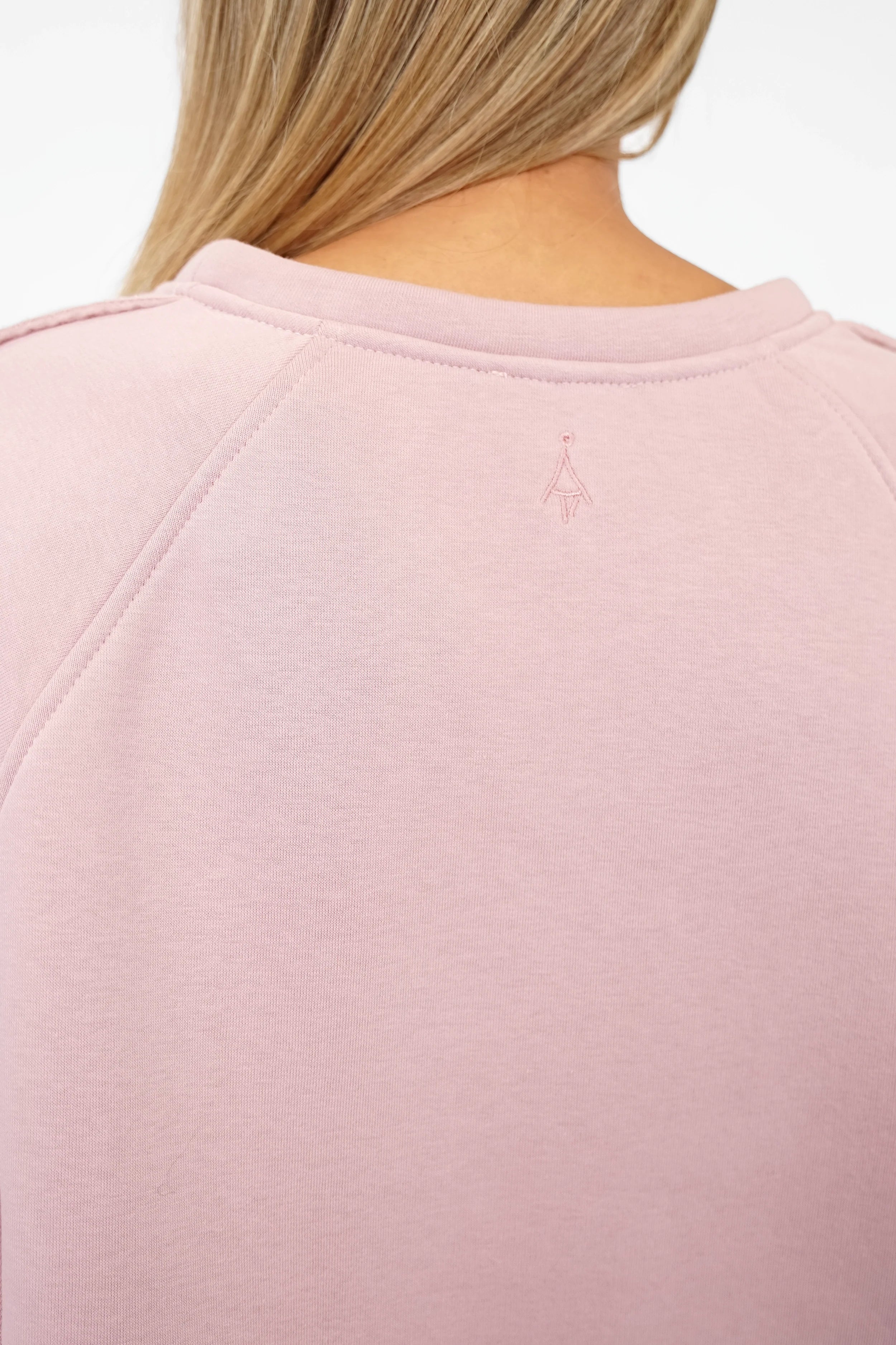 NAIRA Cozy Sweater light pink brushed cotton back close-up with logo embroidery