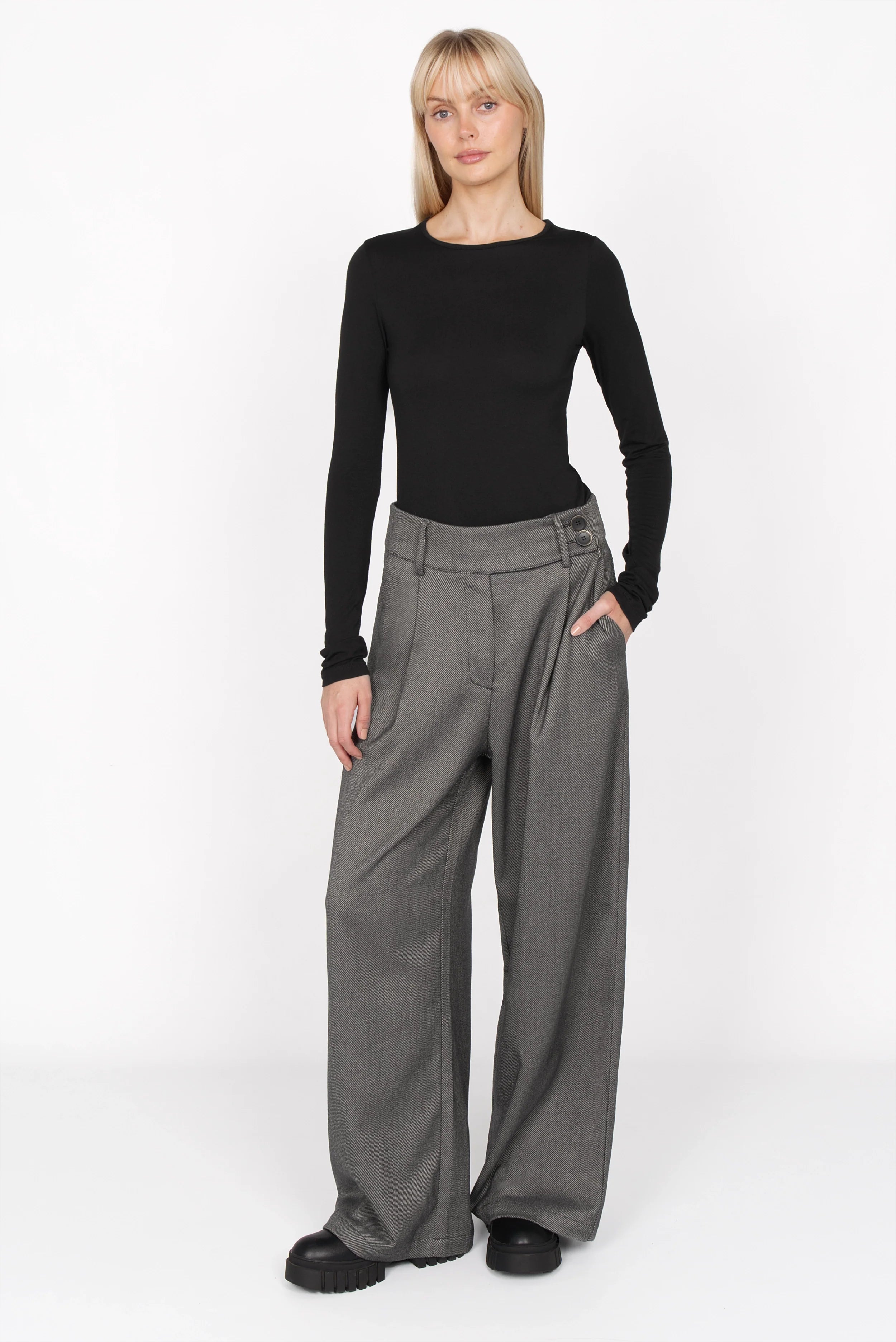 NARAY Longsleeve schwarzes slim fit Langarmshirt aus weichem Viskose-Jersey mit Rundhalsausschnitt und extra langen Ärmeln