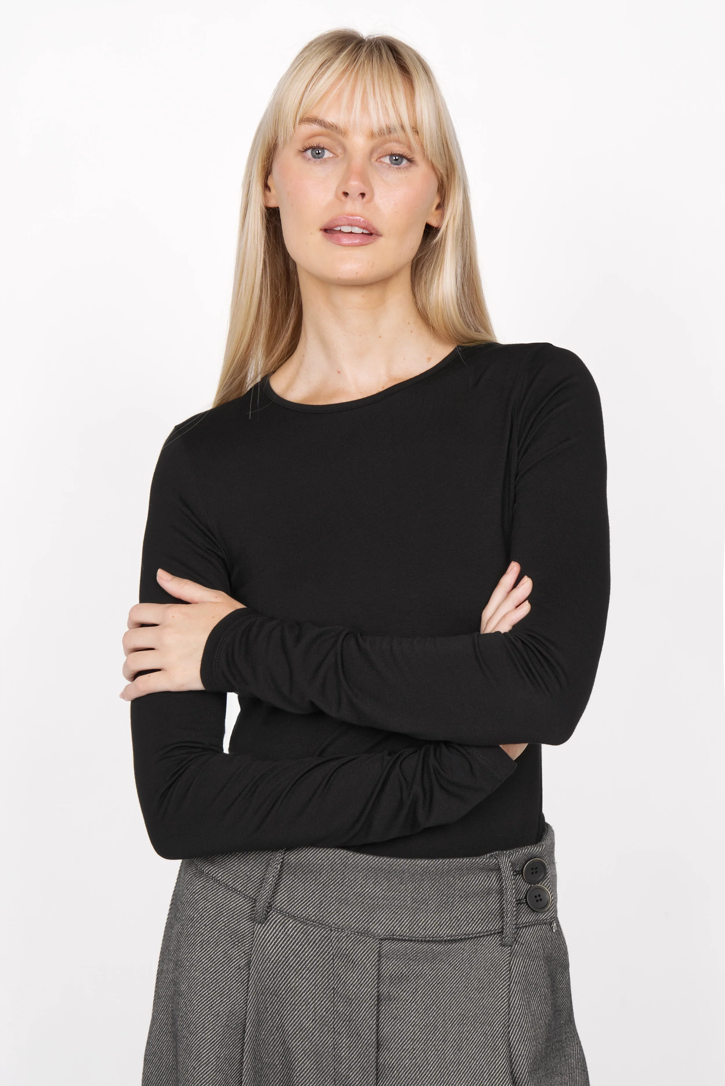 Schwarzes Longsleeve aus weichem Viskose-Jersey mit Rundhalsausschnitt und extra langen Ärmeln, Slim Fit