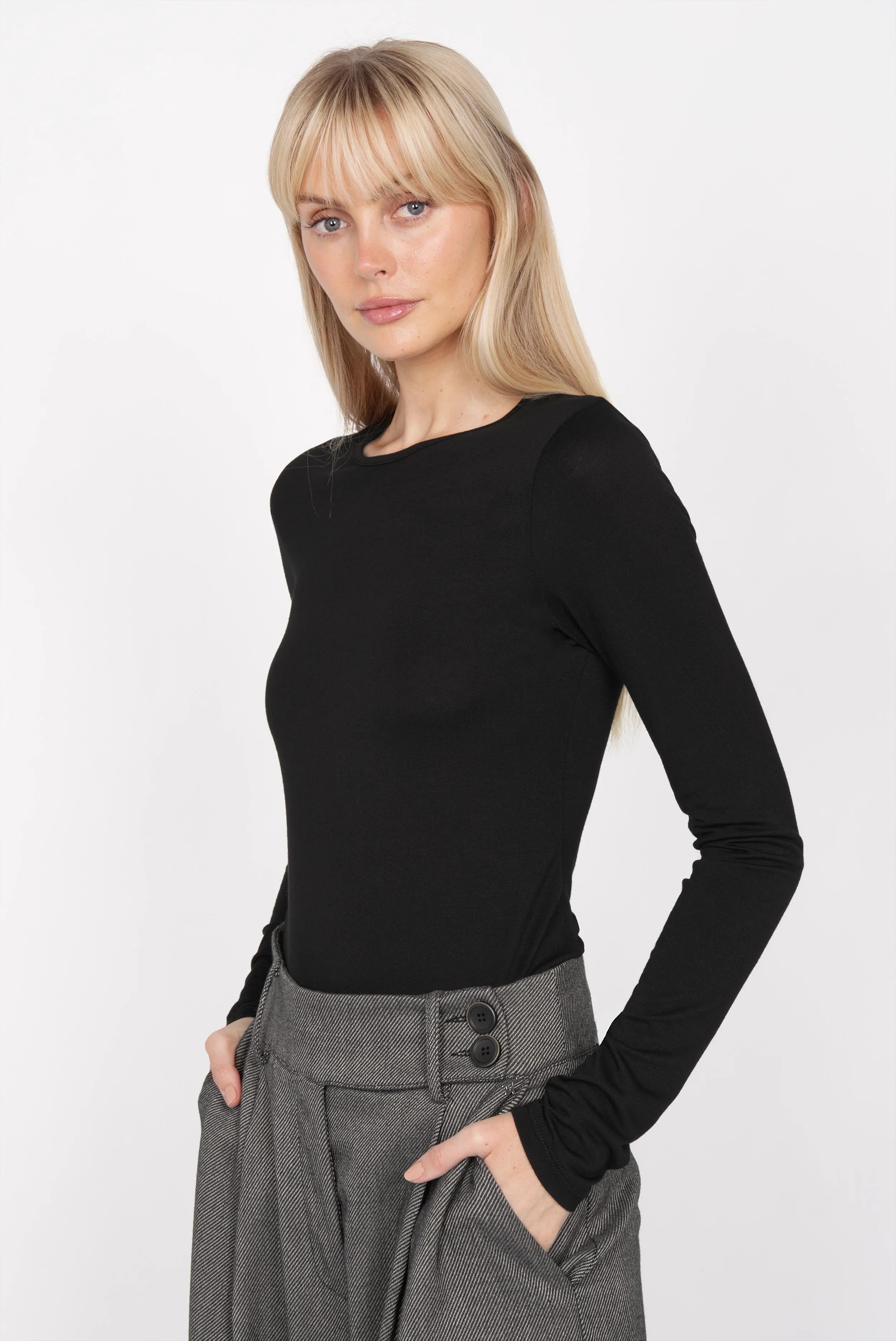 Schwarzes Longsleeve aus weichem Viskose-Jersey mit Rundhalsausschnitt und extra langen Ärmeln in Slim Fit