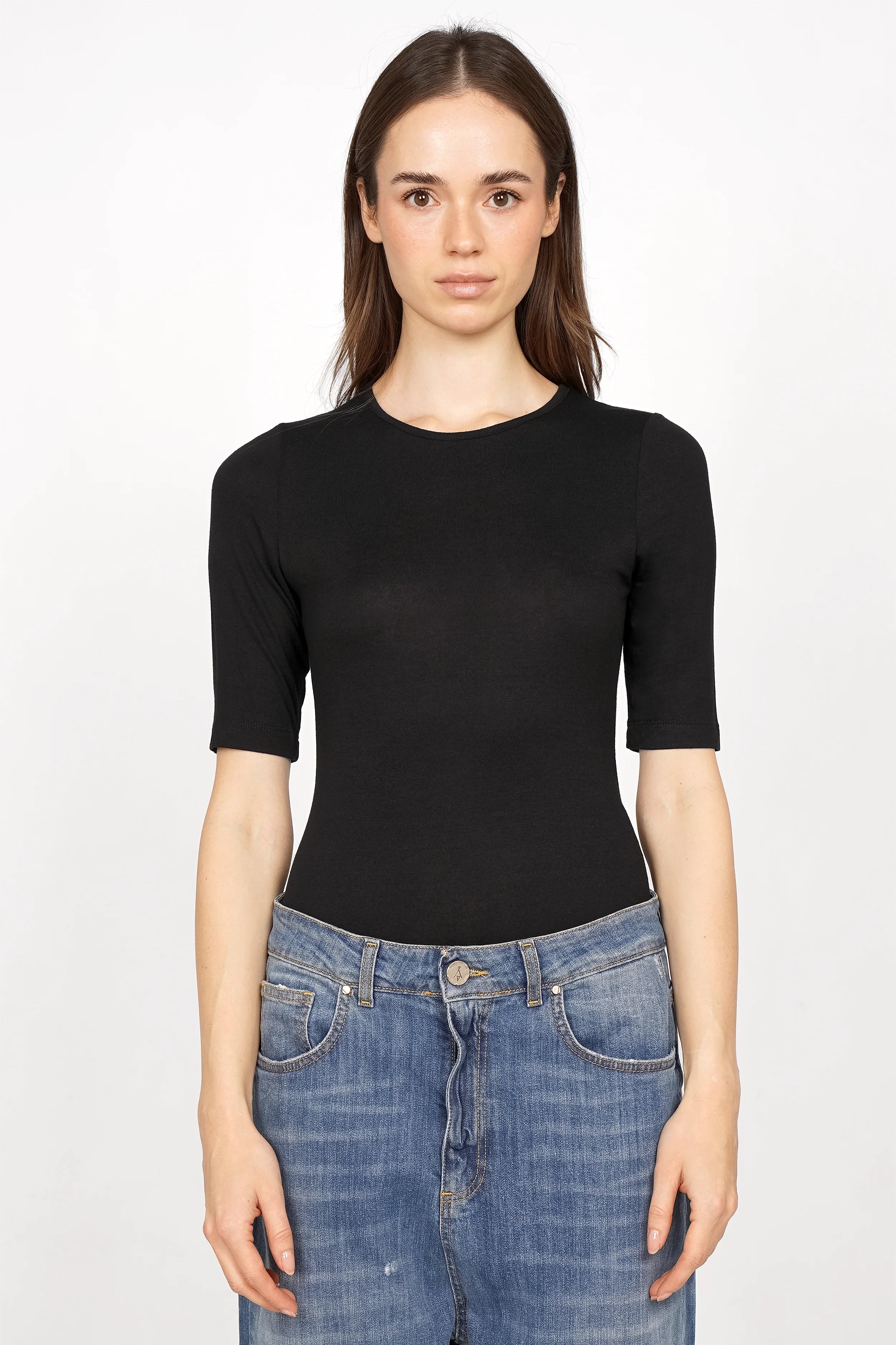 Damen trägt schwarzes NARAY Shirt mit halblangen Ärmeln aus weicher Viskose im Slim Fit