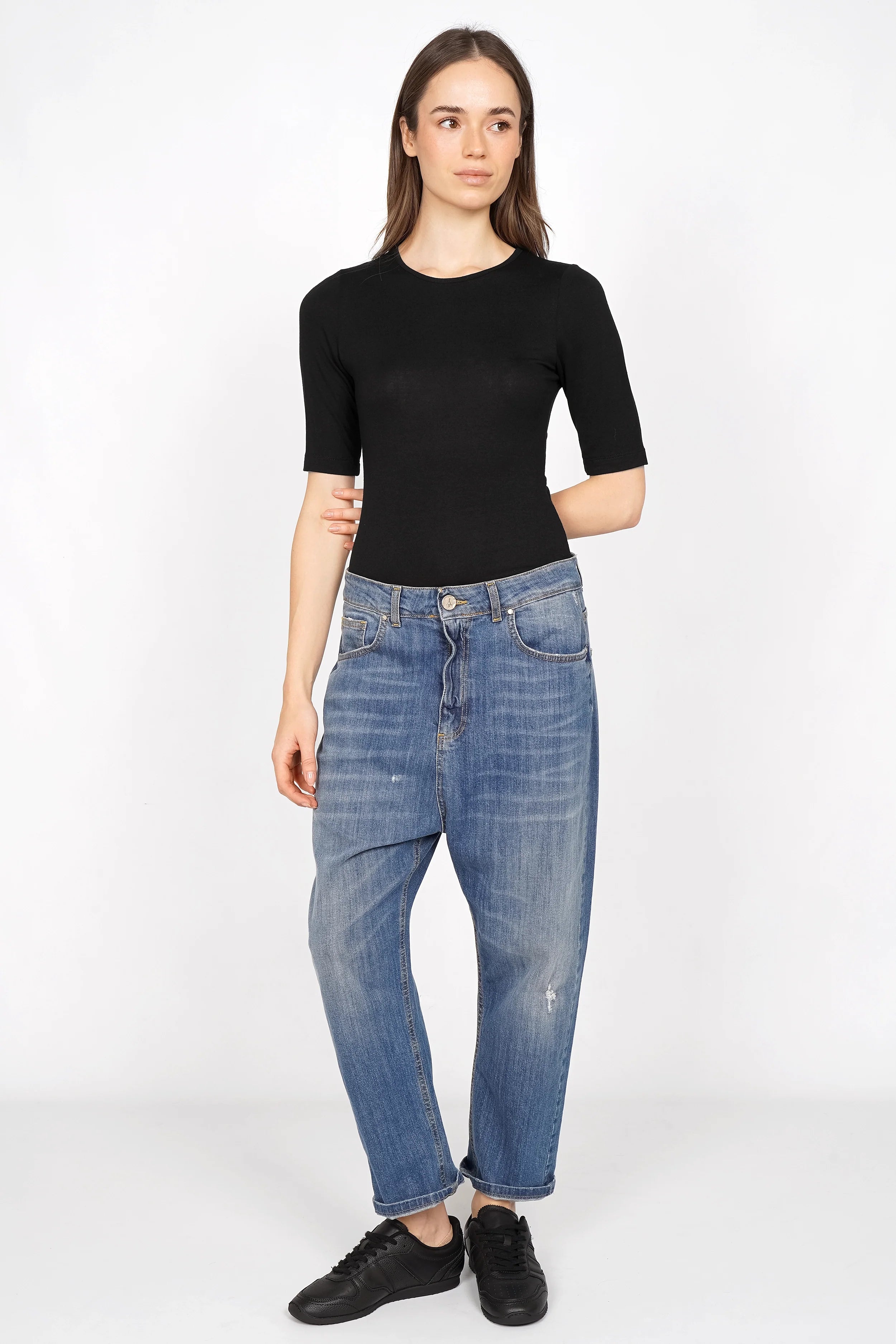 Schwarzes NARAY Shirt aus weicher Viskose mit halblangen Ärmeln und Rundhalsausschnitt in Slim Fit