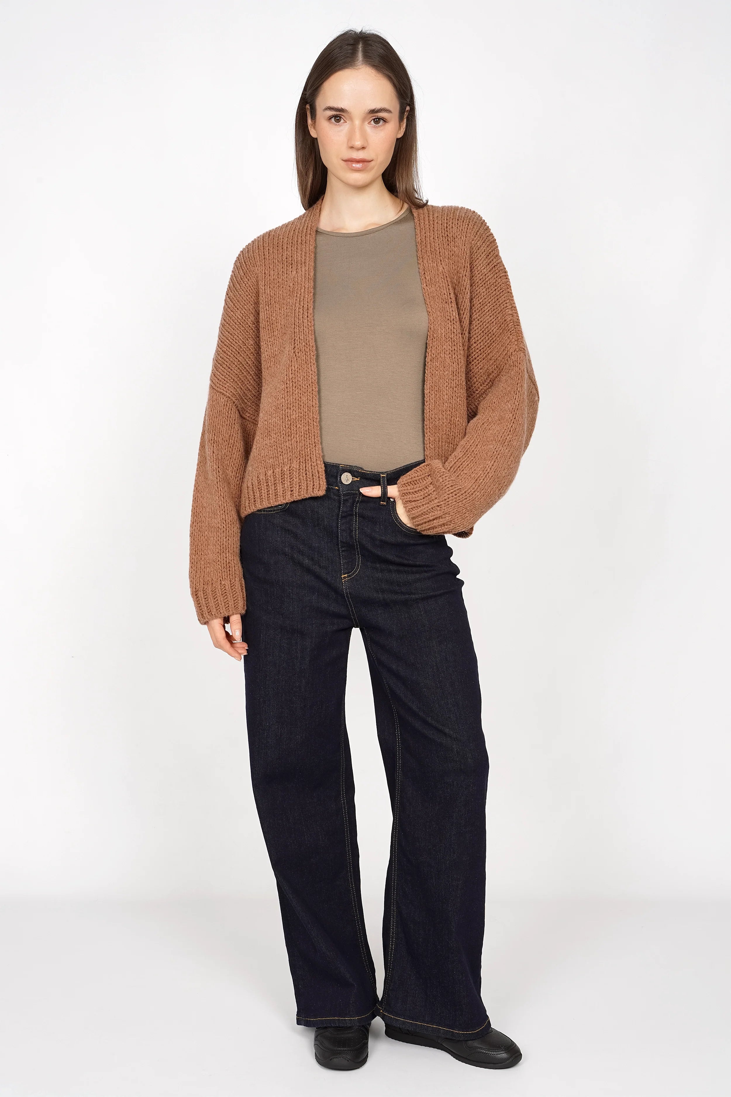 Frau trägt NARAY Shirt aus weicher Viskose mit rundem Ausschnitt und halblangen Ärmeln slim fit