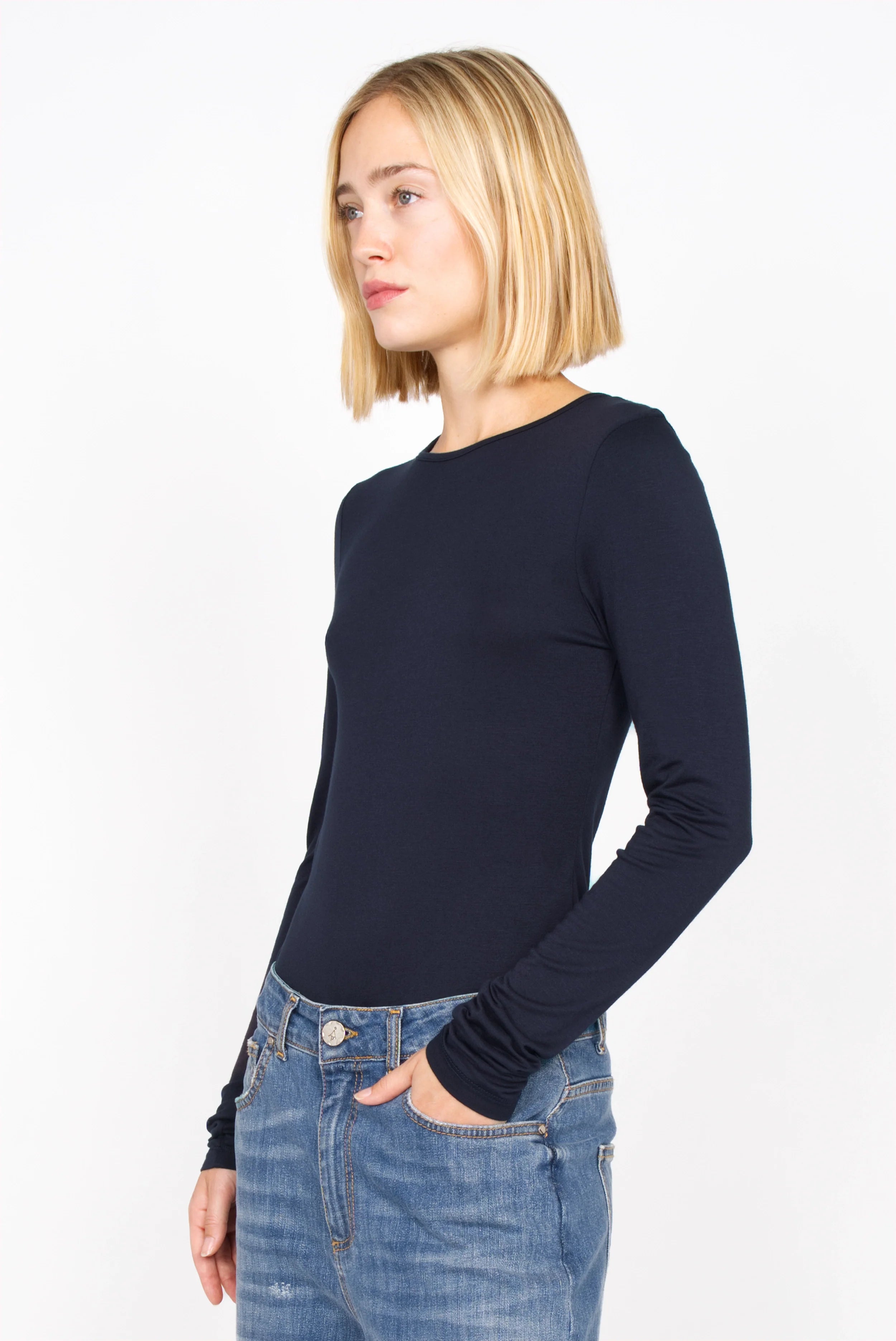 Frau trägt navyblaues NARAY Longsleeve aus weichem Viskose-Jersey mit Rundhalsausschnitt und extra langen Ärmeln