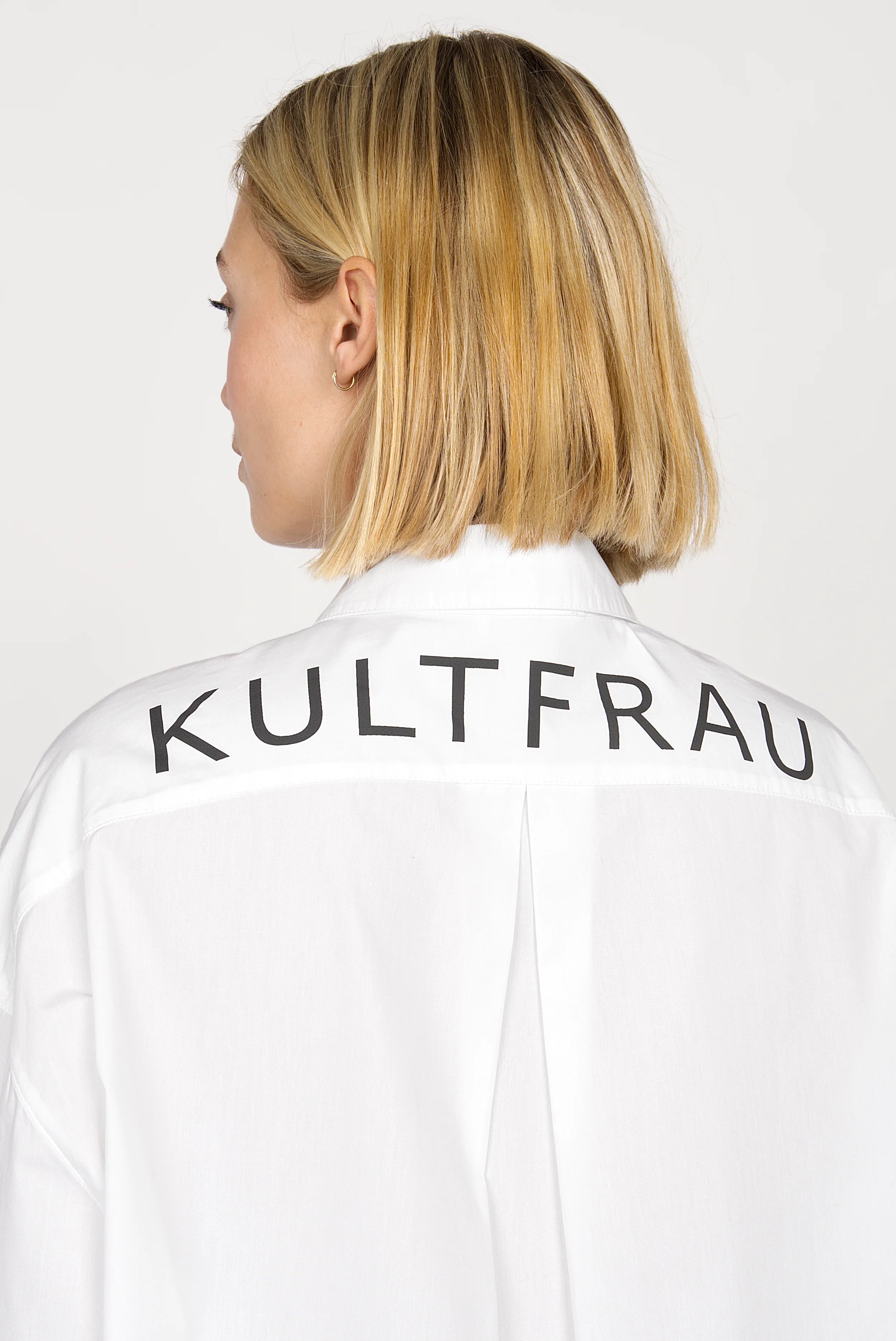 White NATI Statement Oversize popelin shirt with "KULTFRAU" print on back in relaxed boyfriend fit