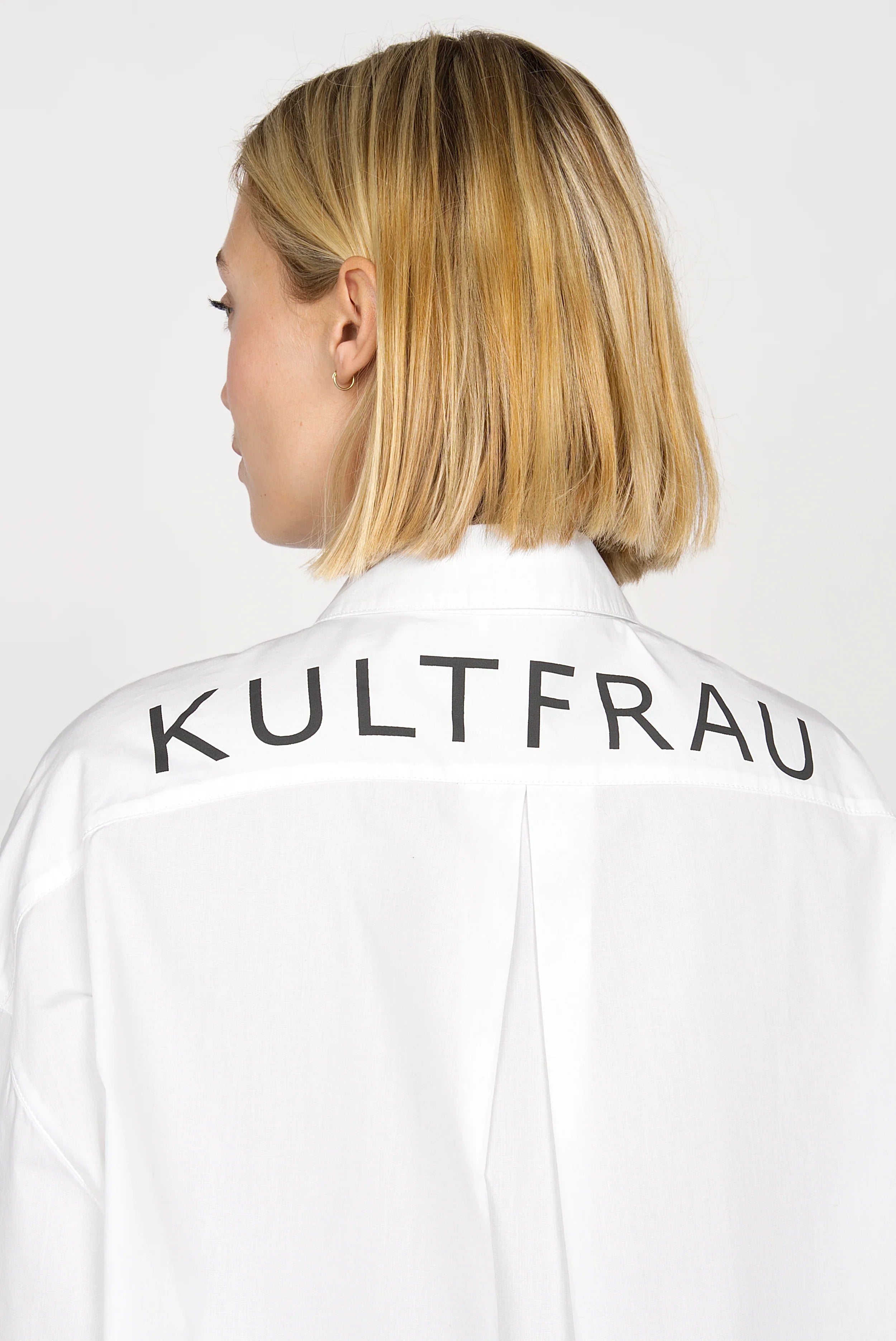 White NATI Statement Oversize popelin shirt with "KULTFRAU" print on back in relaxed boyfriend fit