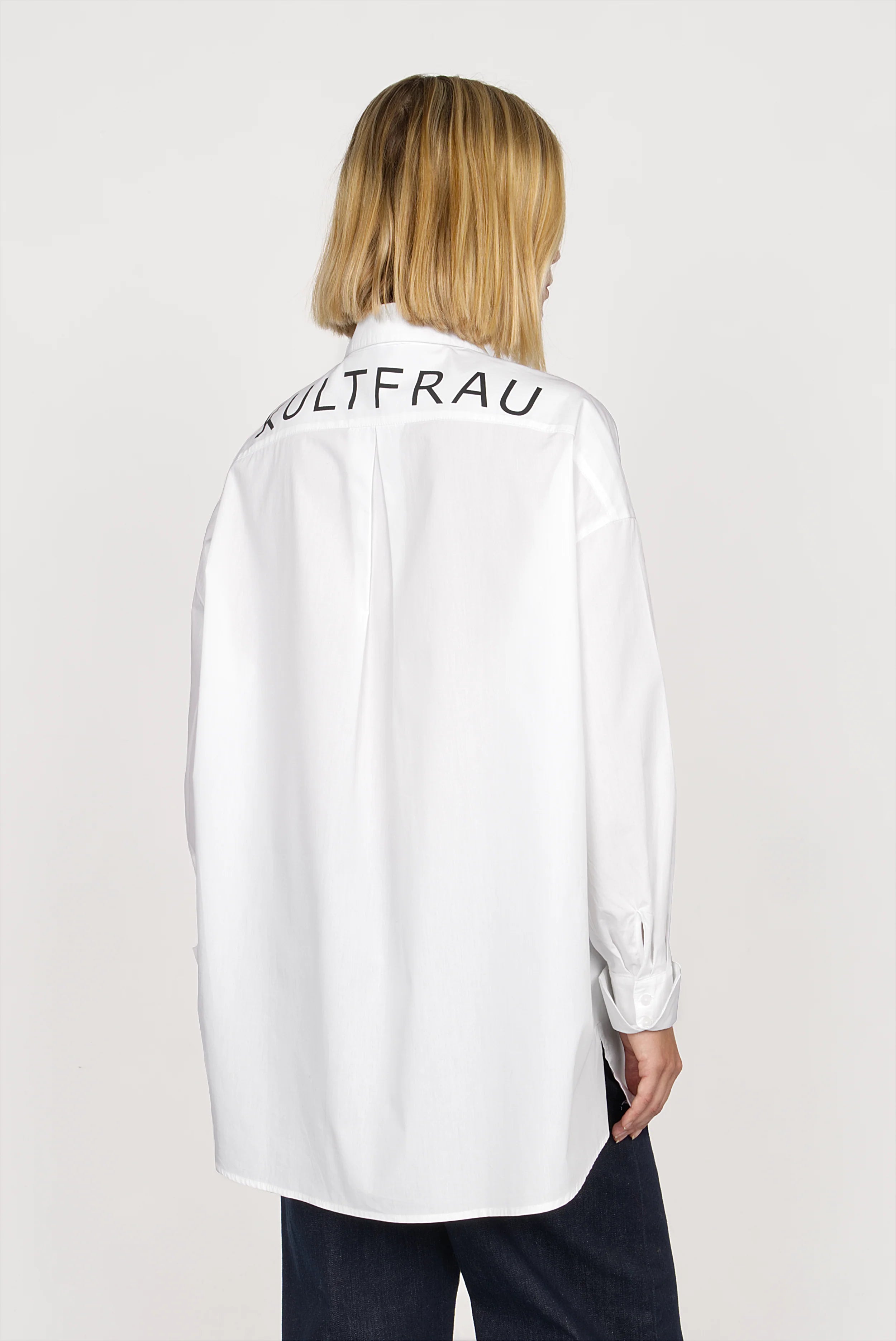 White NATI Statement Oversize popelin shirt with "KULTFRAU" print on the back, featuring a relaxed boyfriend fit and wide cuffs.