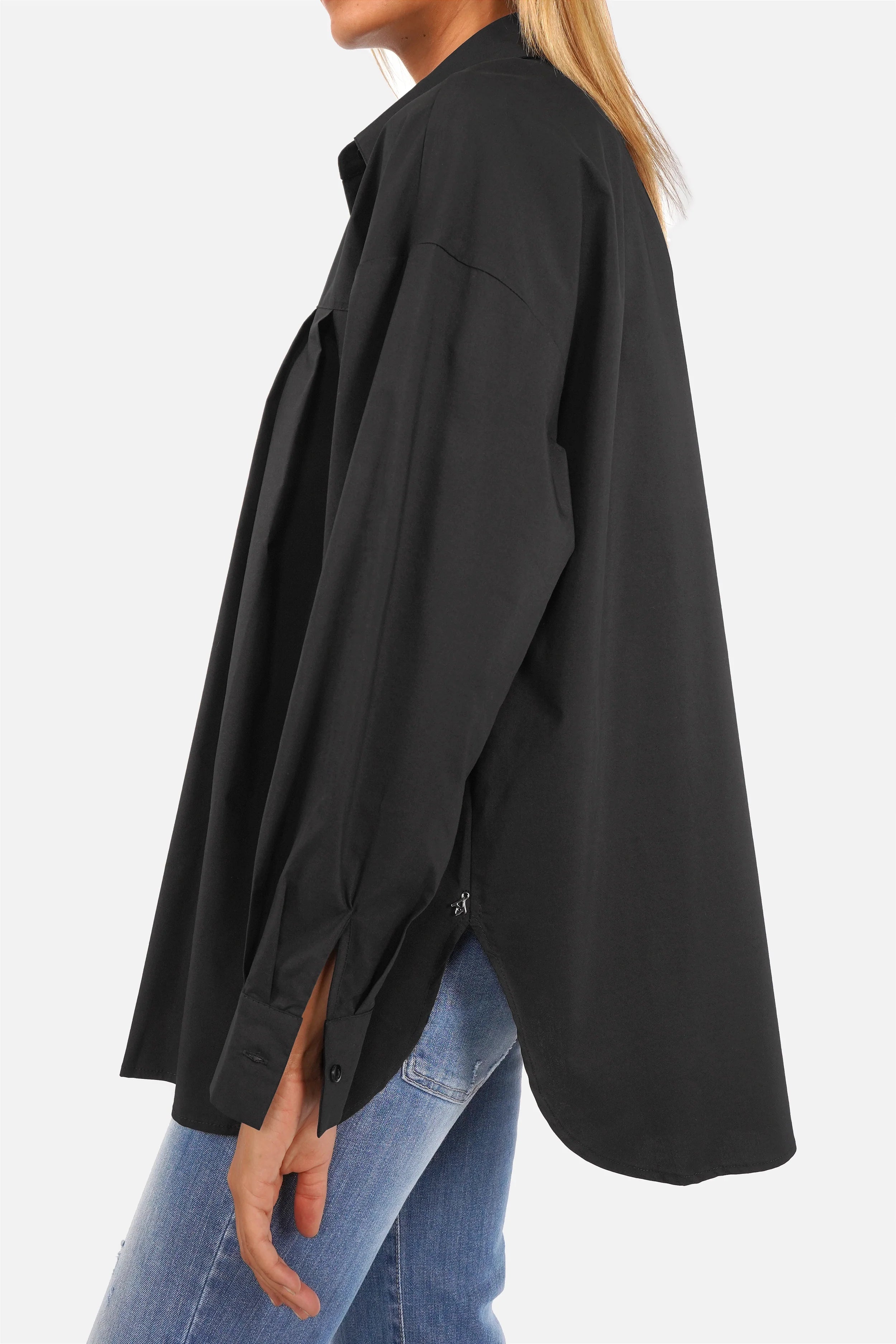 Relaxed Bluse aus weicher Popeline mit verdeckter Knopfleiste und asymmetrischem Faltendetail