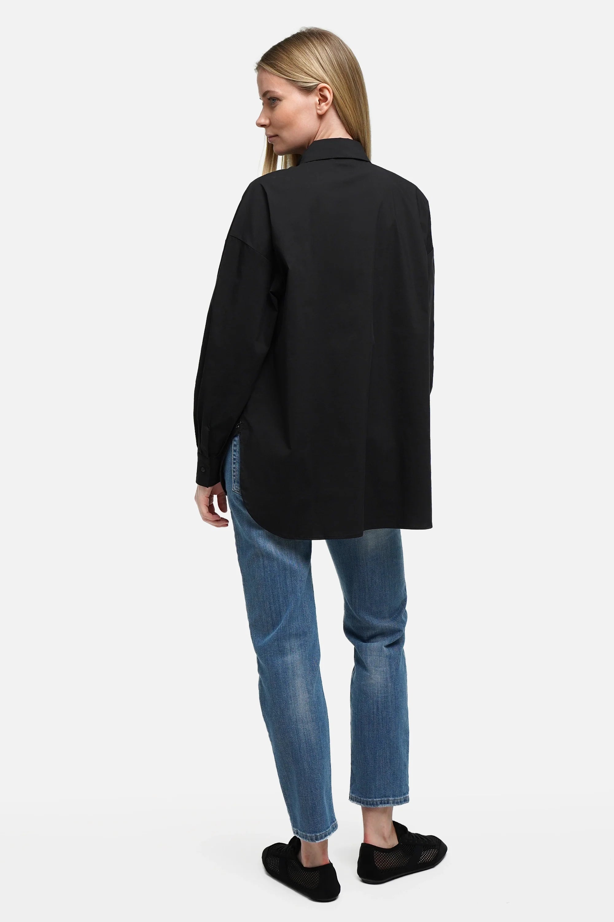 Relaxed Bluse aus weicher Popeline mit verdeckter Knopfleiste, klassischem Kragen und asymmetrischem Faltendetail