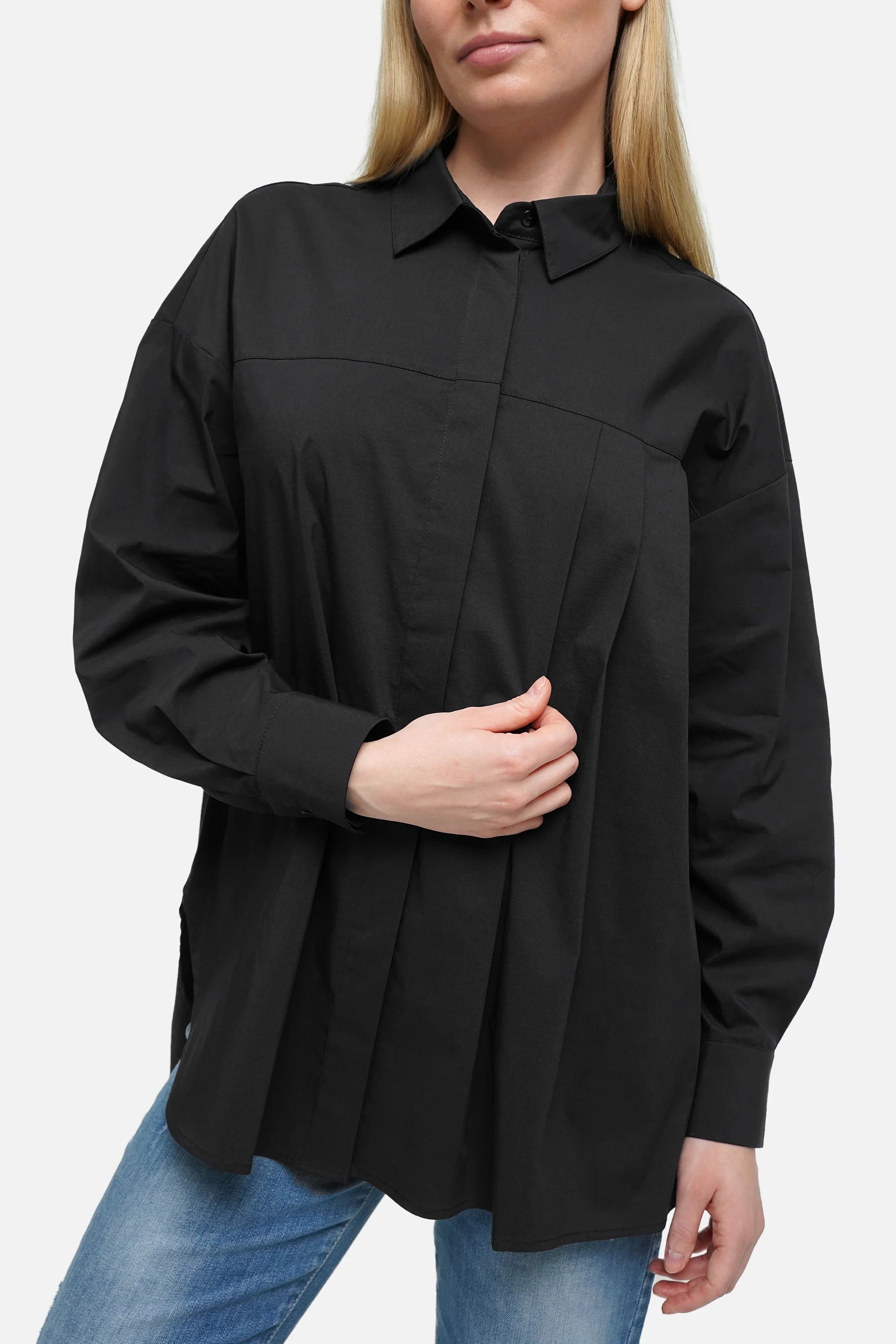 Relaxed Bluse aus weicher Popeline mit verdeckter Knopfleiste, asymmetrischem Faltendetail und abgerundetem Saum