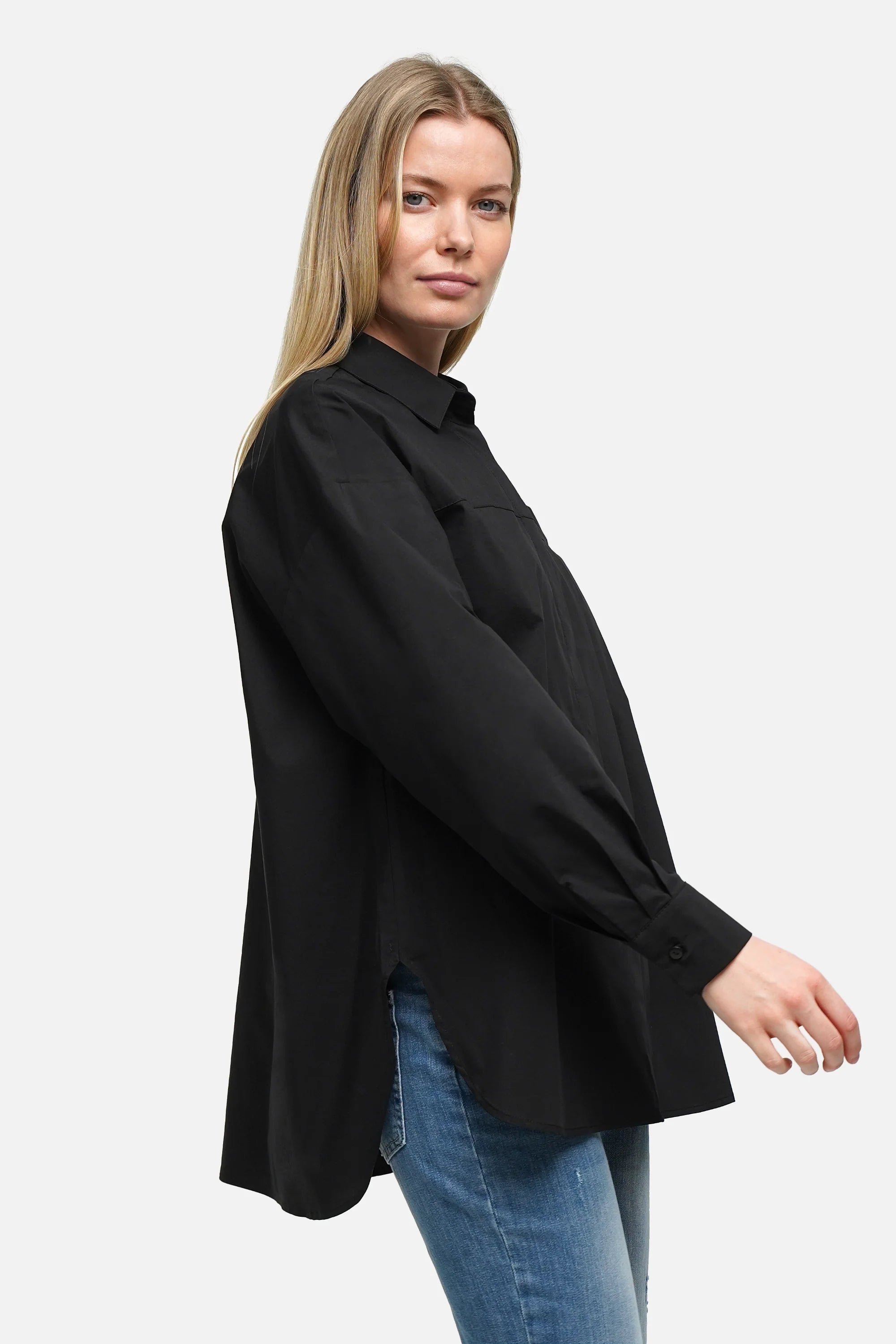 Relaxed Bluse aus weicher Popeline mit verdeckter Knopfleiste, asymmetrischem Faltendetail und überschnittenen Schultern