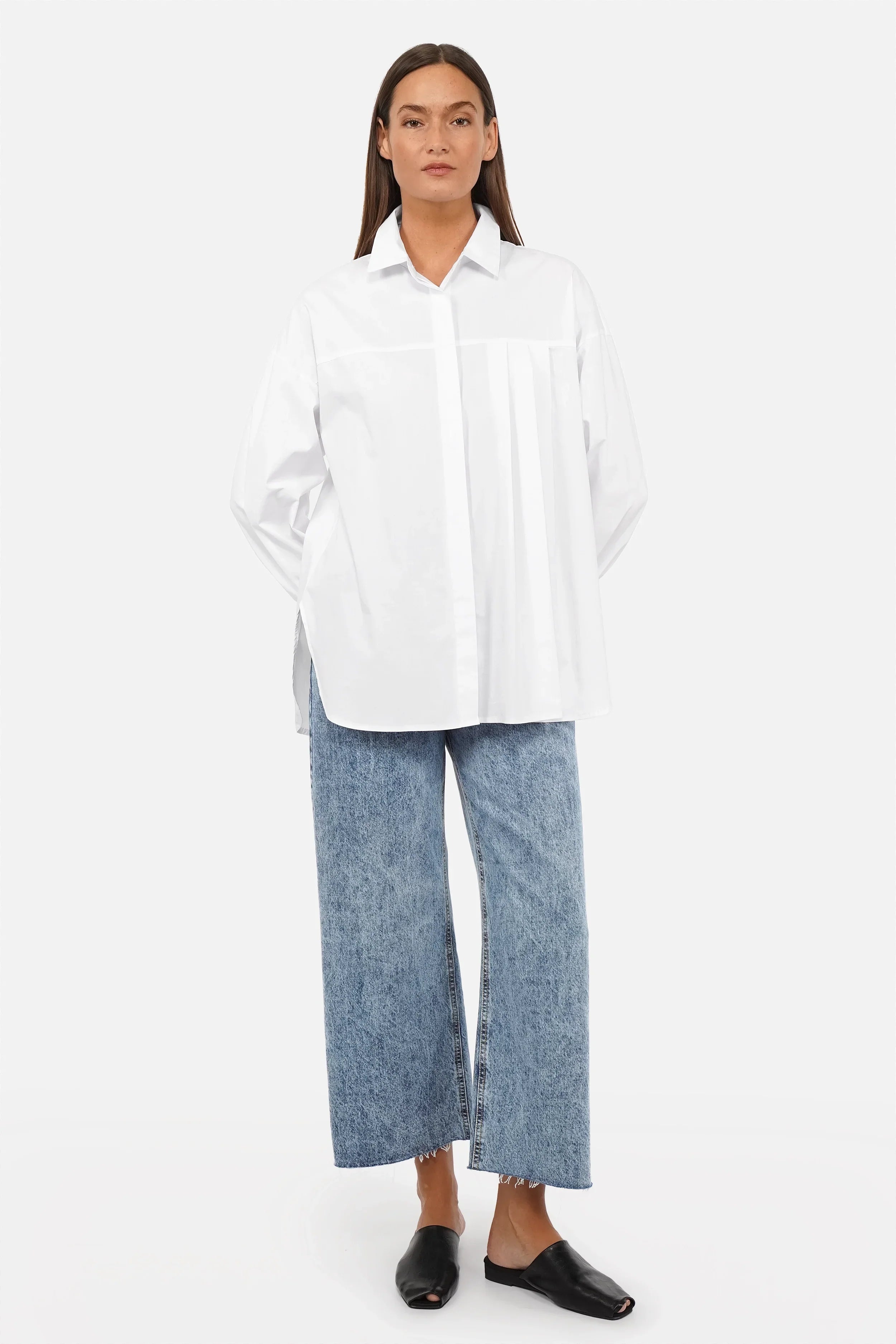 Damen trägt NEAH Relaxed Bluse aus weichem Popeline mit asymmetrischem Faltendetail und verdeckter Knopfleiste