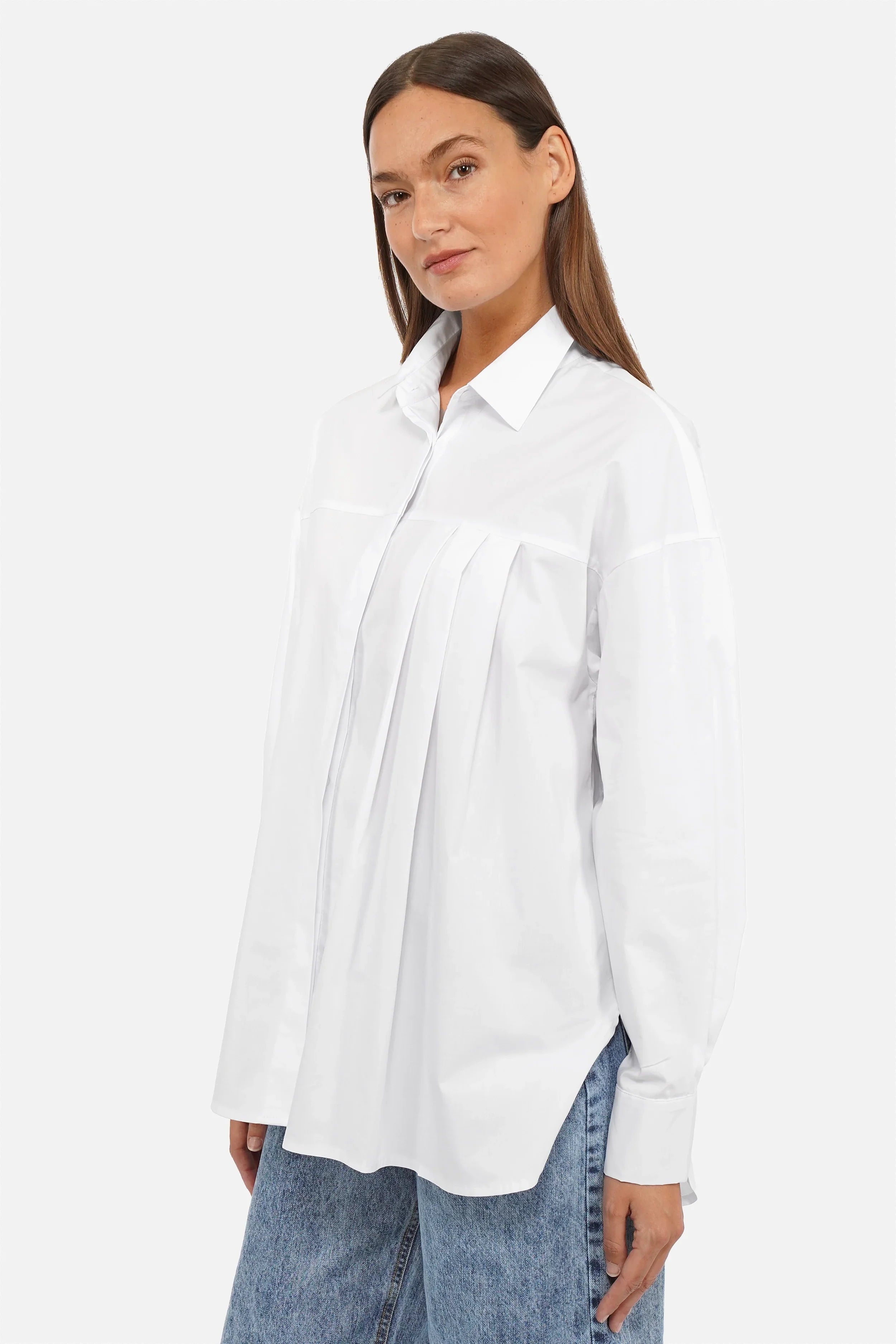 Damen trägt weiße Relaxed Bluse aus weichem Popeline mit asymmetrischem Faltdetail und verdeckter Knopfleiste
