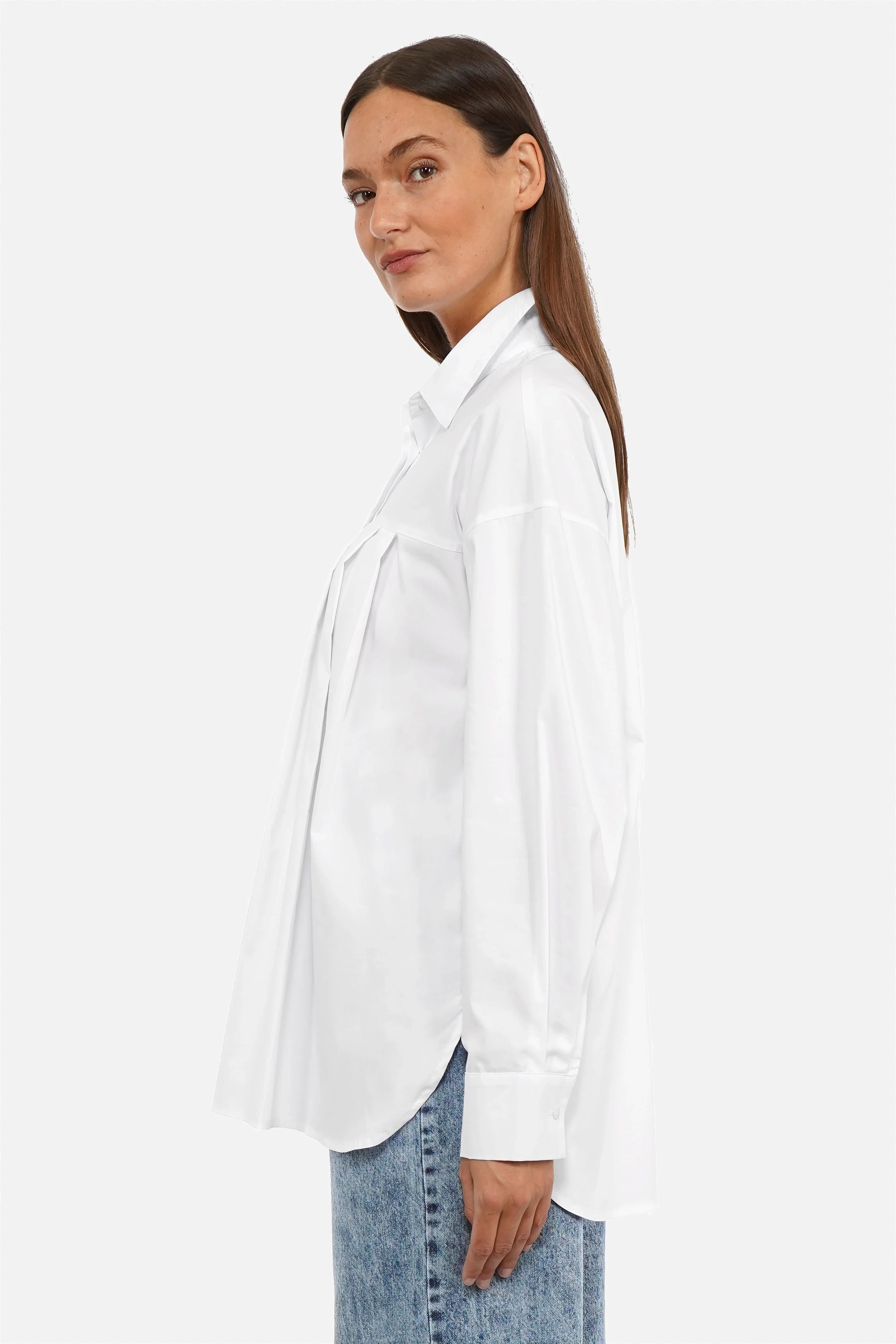 Relaxed Bluse aus weicher Popeline mit verdeckter Knopfleiste und asymmetrischem Faltendetail