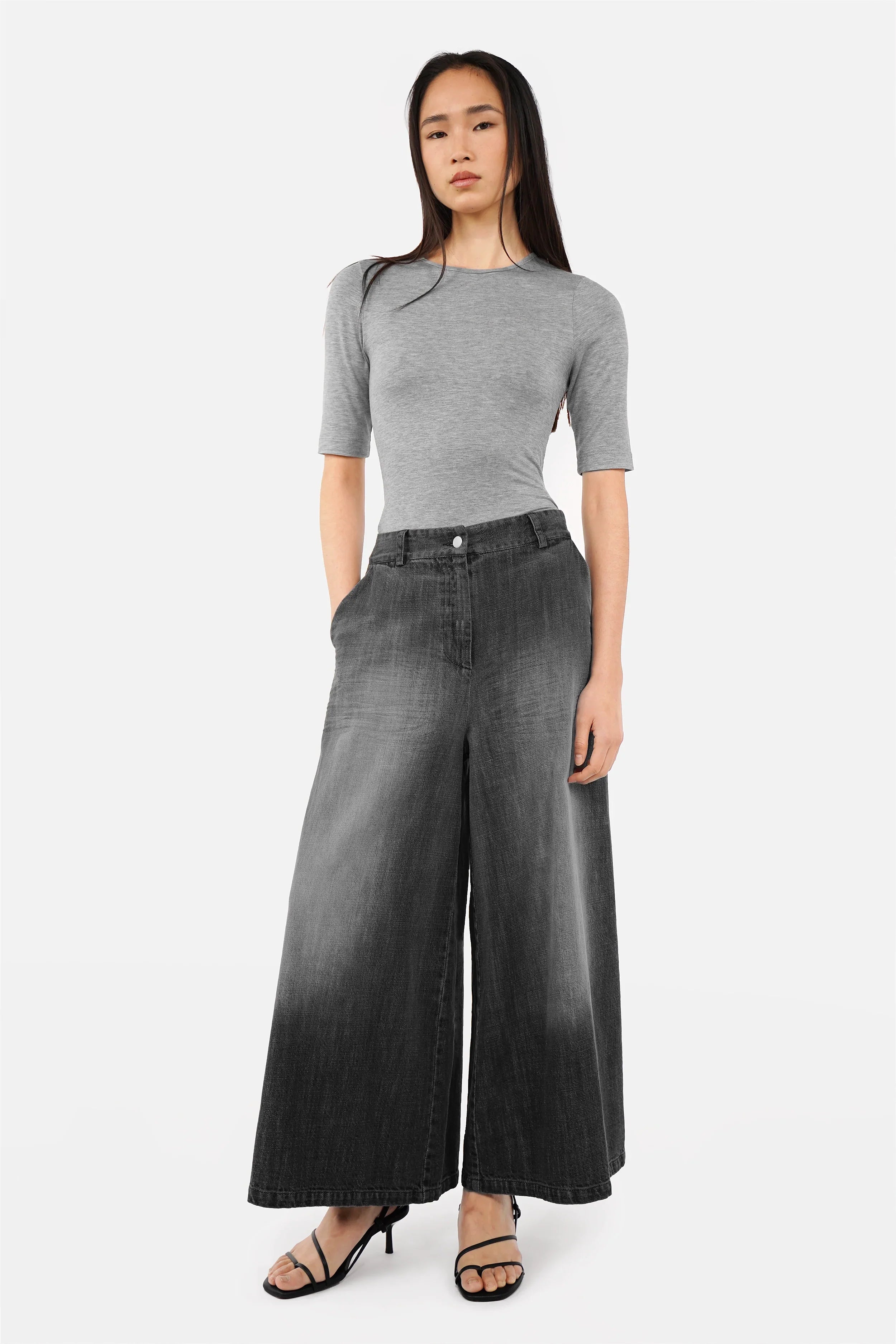 NEDITA Cropped Wide Leg Hose aus weichem Baumwollstoff in Washed Black mit verkürzter Wide-Leg-Silhouette und seitlichen Eingriffstaschen.