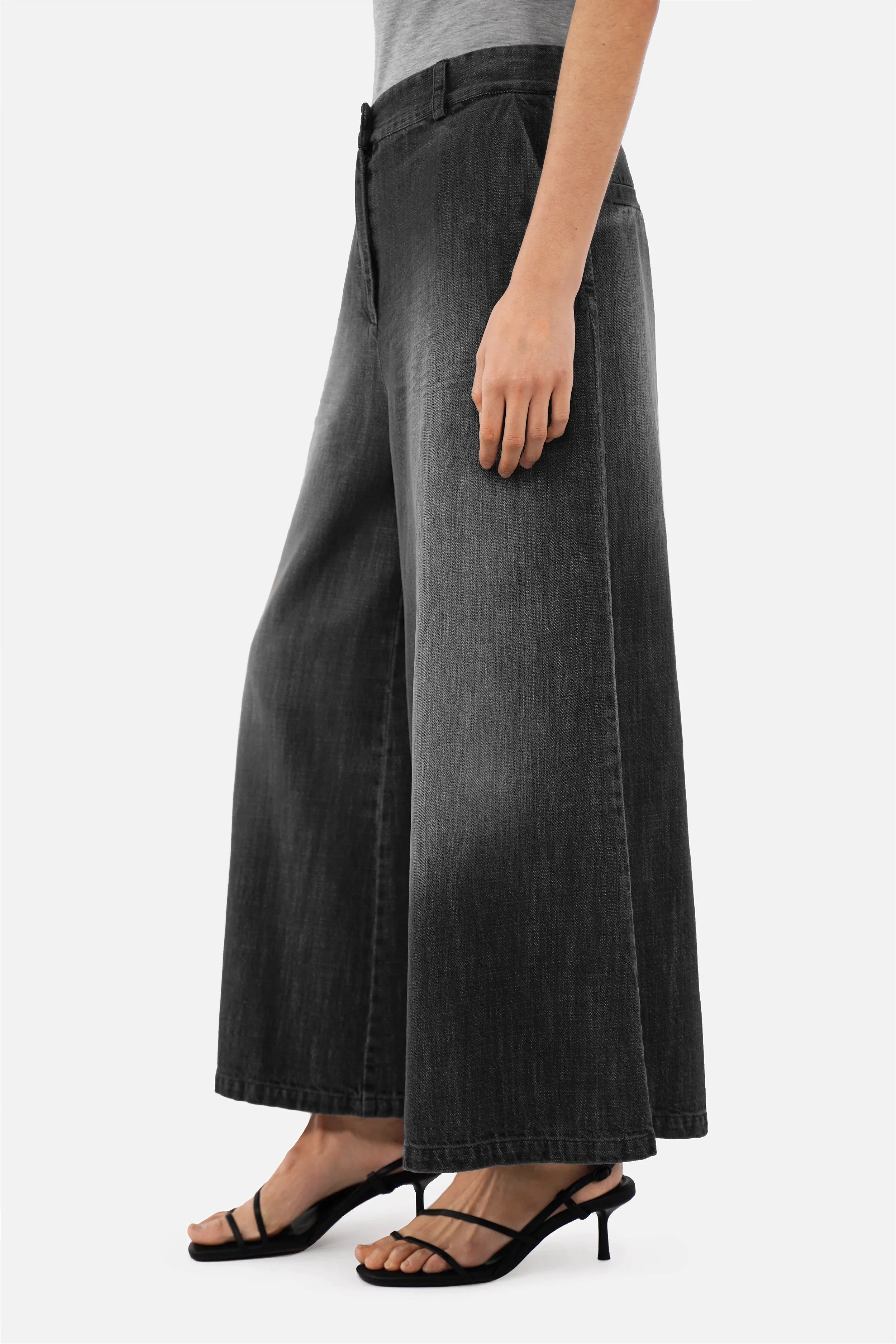 NEDITA Cropped Wide Leg Hose aus weichem Baumwollstoff in Washed Black mit verkürzter Wide-Leg-Silhouette